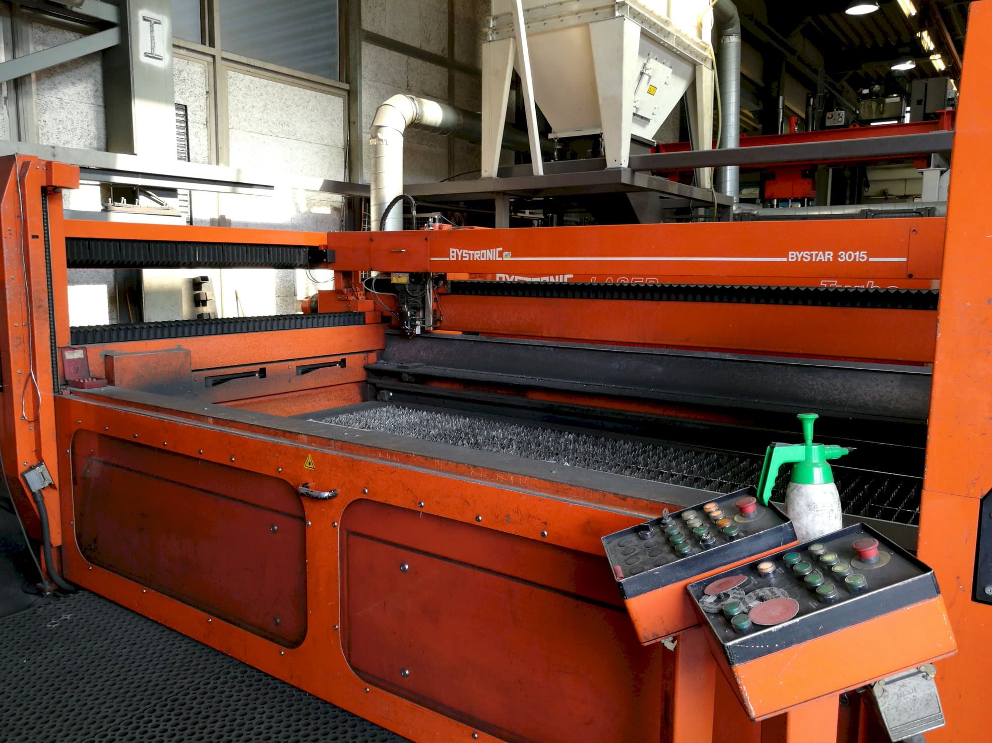 Vista lato destro della macchina Bystronic Bystar 3015