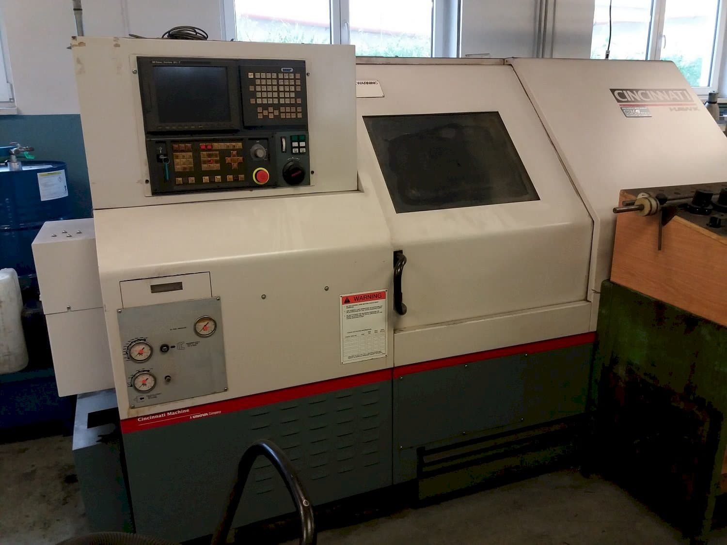 Vista frontale della macchina Cincinnati HAWK-200M