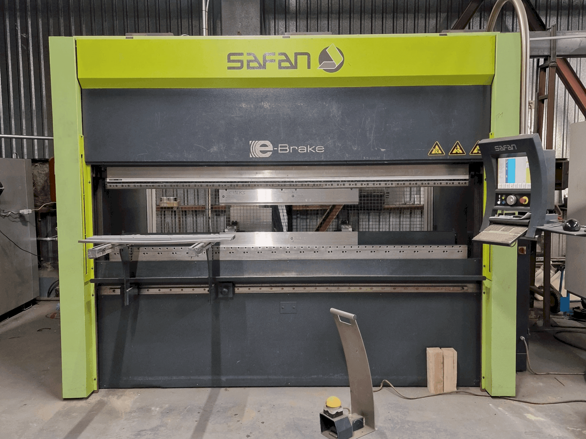 Vista frontale della macchina Safan E-Brake 80-2550-Ts3 Cnc