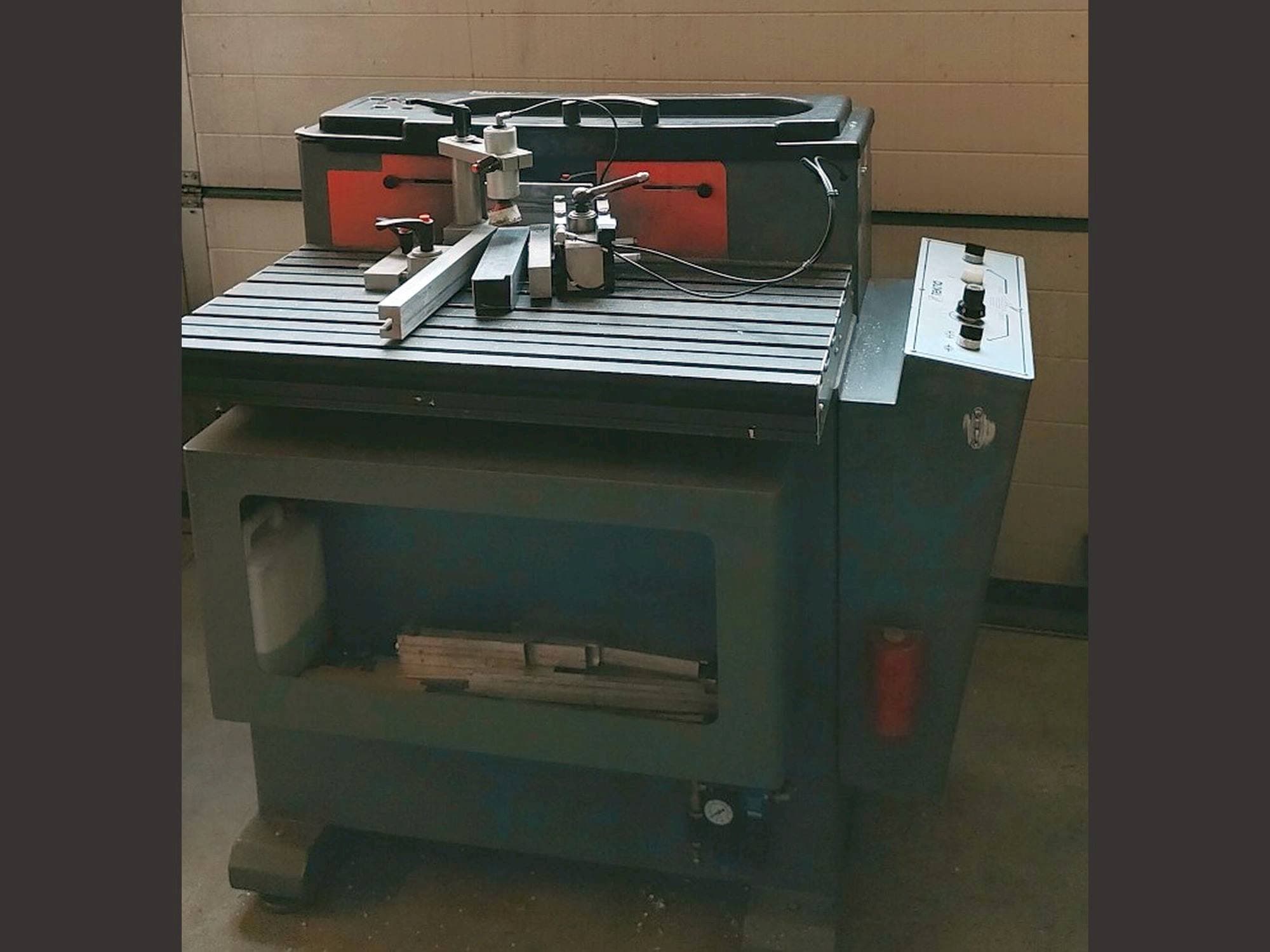 Vista laterale sinistra della macchina Tekna TK661