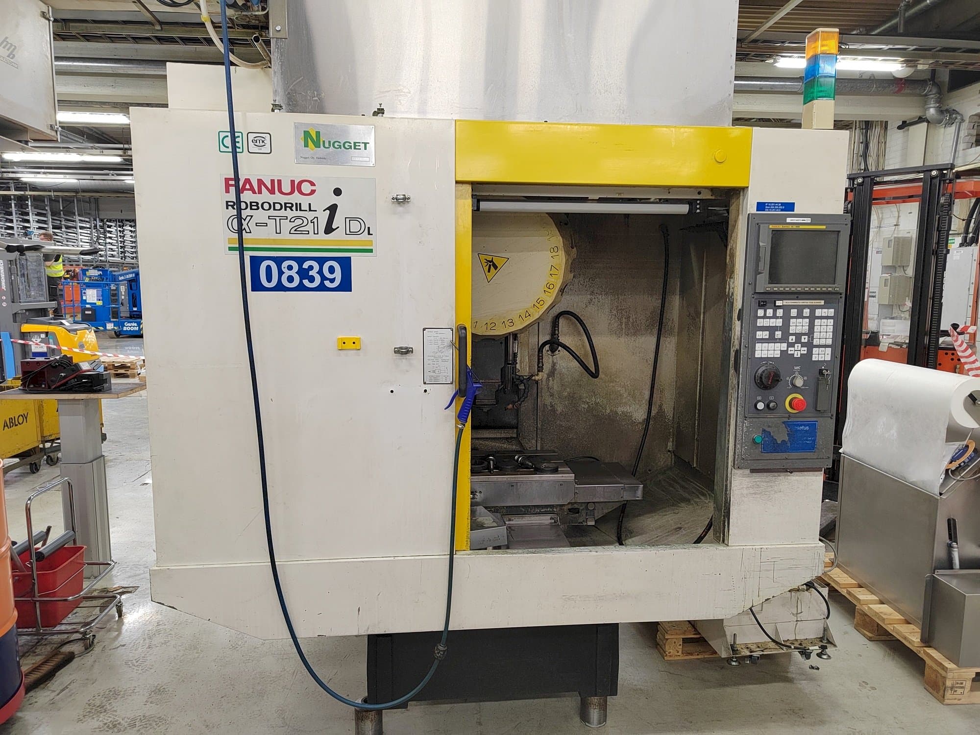 Vista frontale della macchina FANUC Robodrill Alpha-T21iDL
