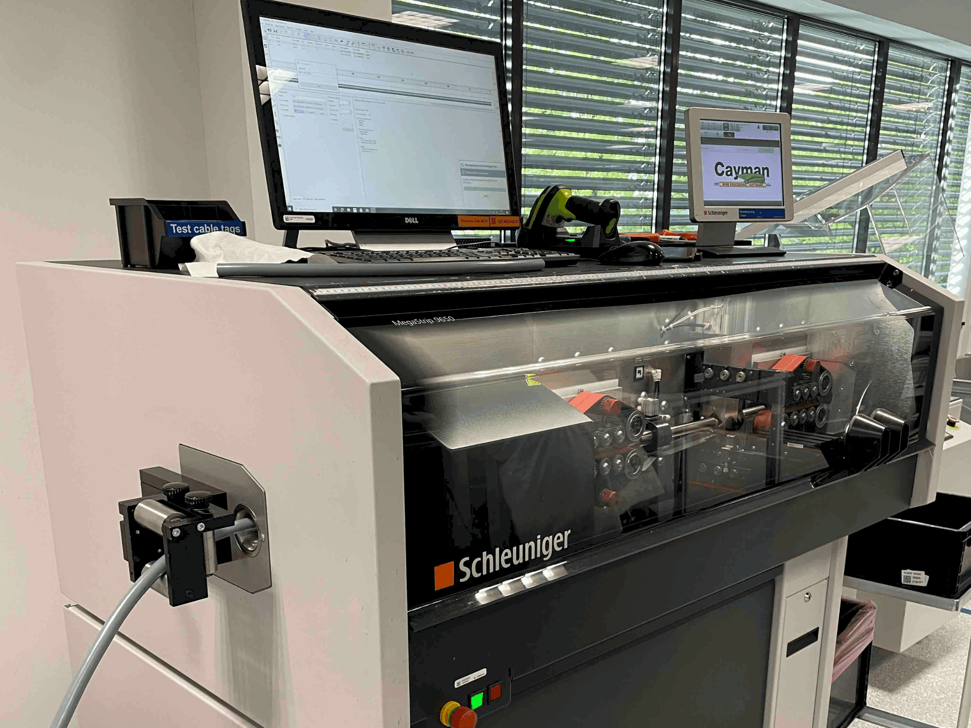 Vista frontale della macchina Schleuniger MegaStrip 9650