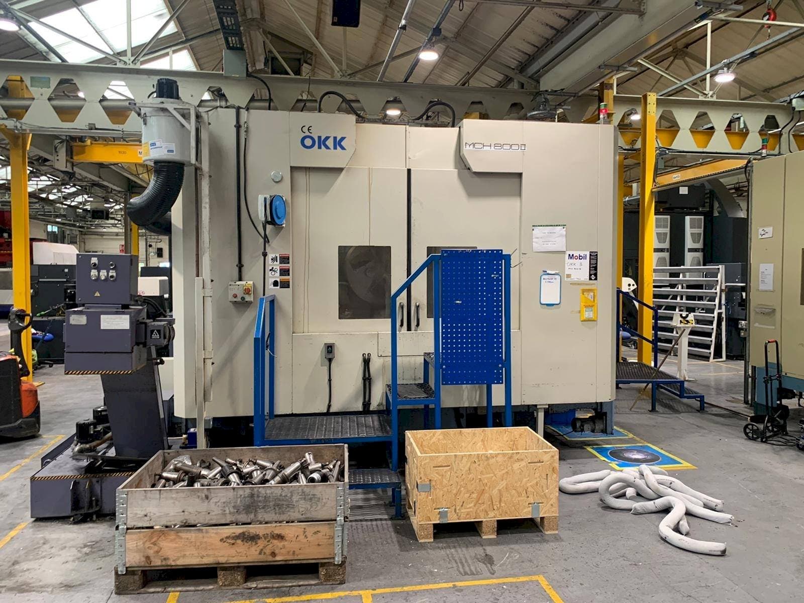 Vista frontale della macchina OKK MCH 800II