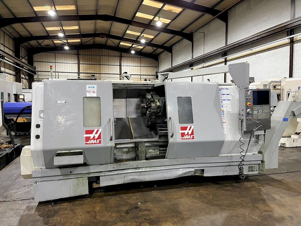 Vista frontale della macchina HAAS SL-30L THE
