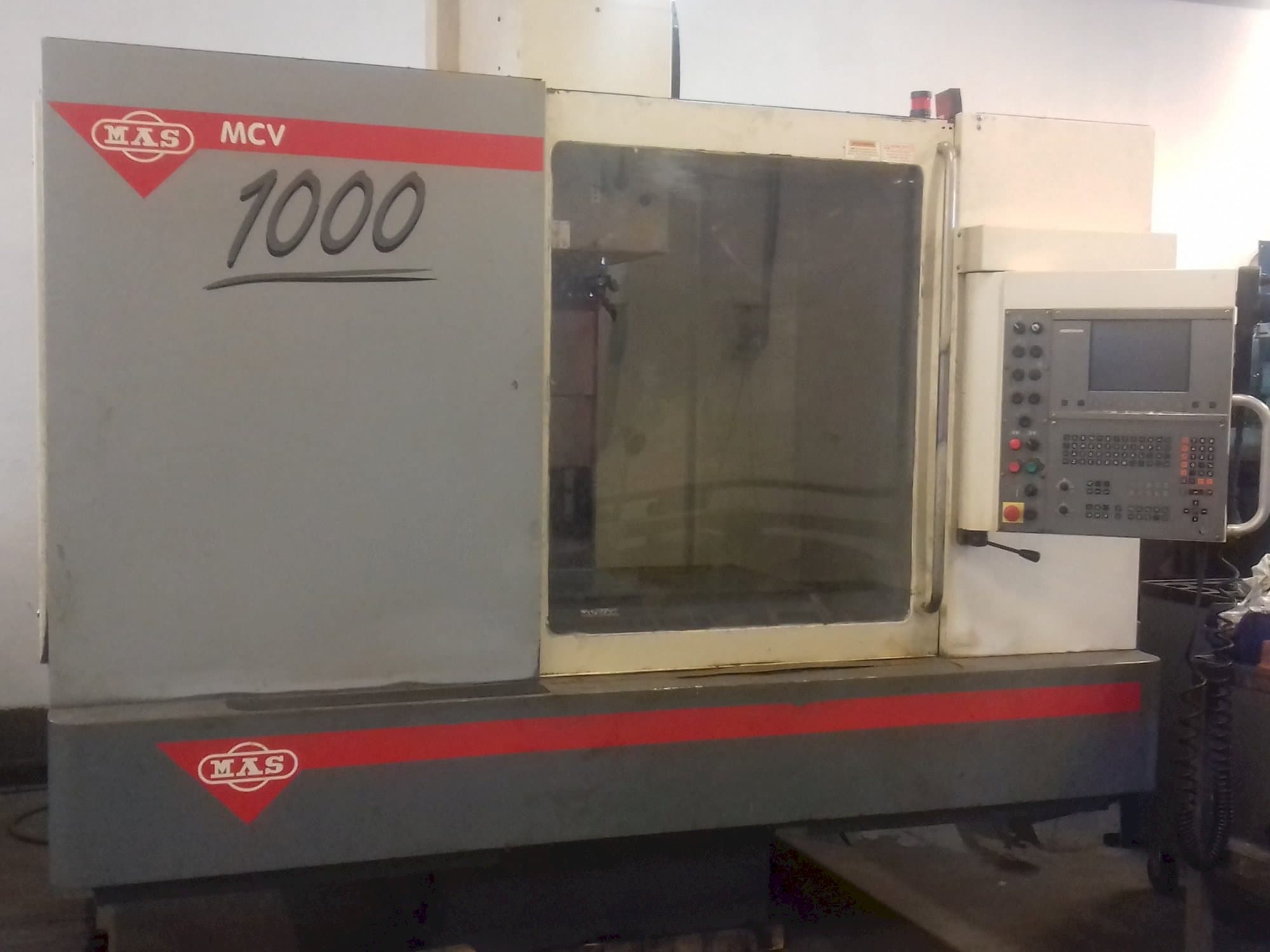 Vista frontale della macchina KOVOSVIT MAS MCV 1000 CNC