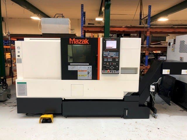 Vista frontale della macchina Mazak Quick Turn Smart 200
