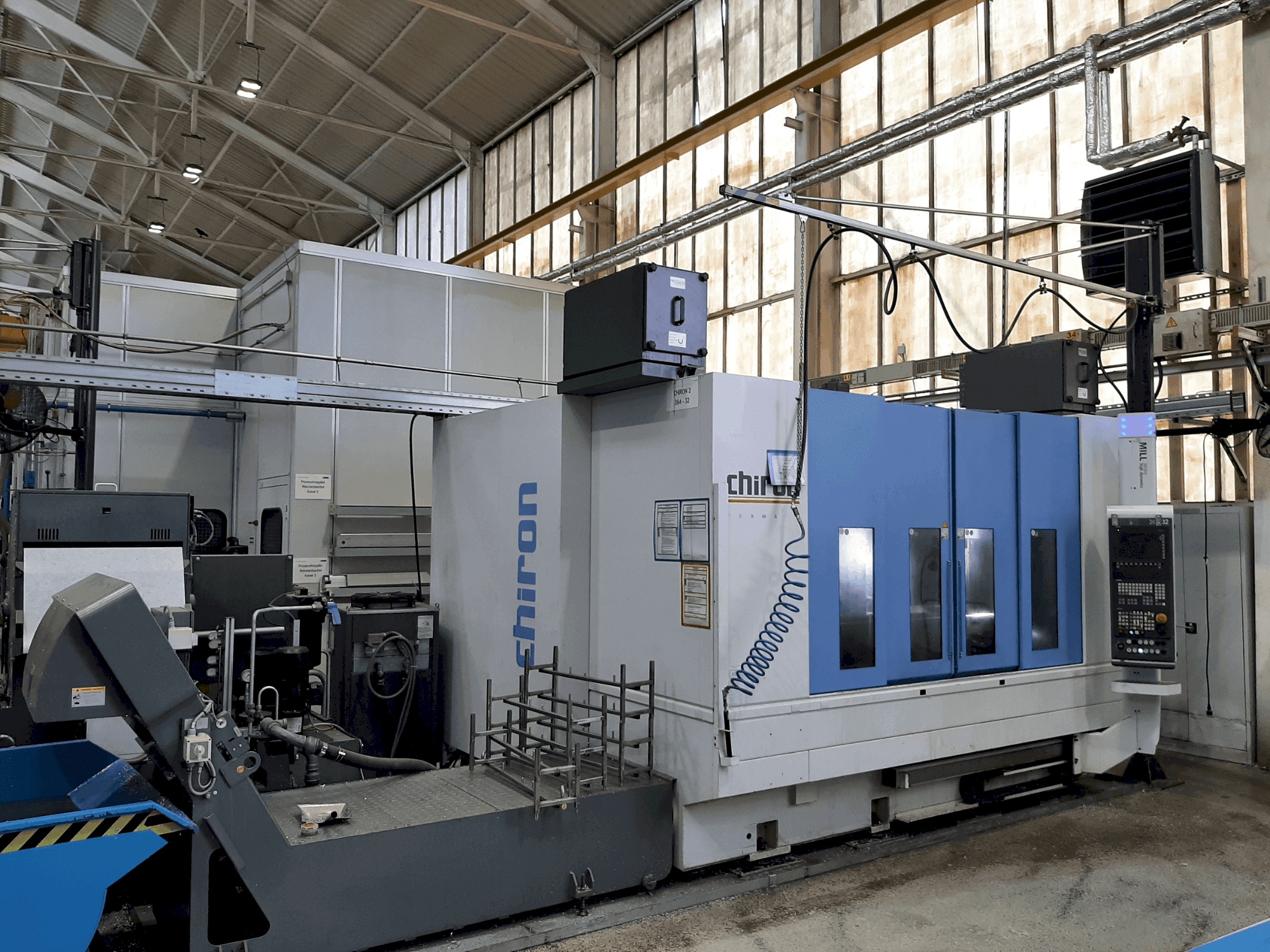 Vista frontale della macchina CHIRON Mill 2000 High Dynamics (2018)