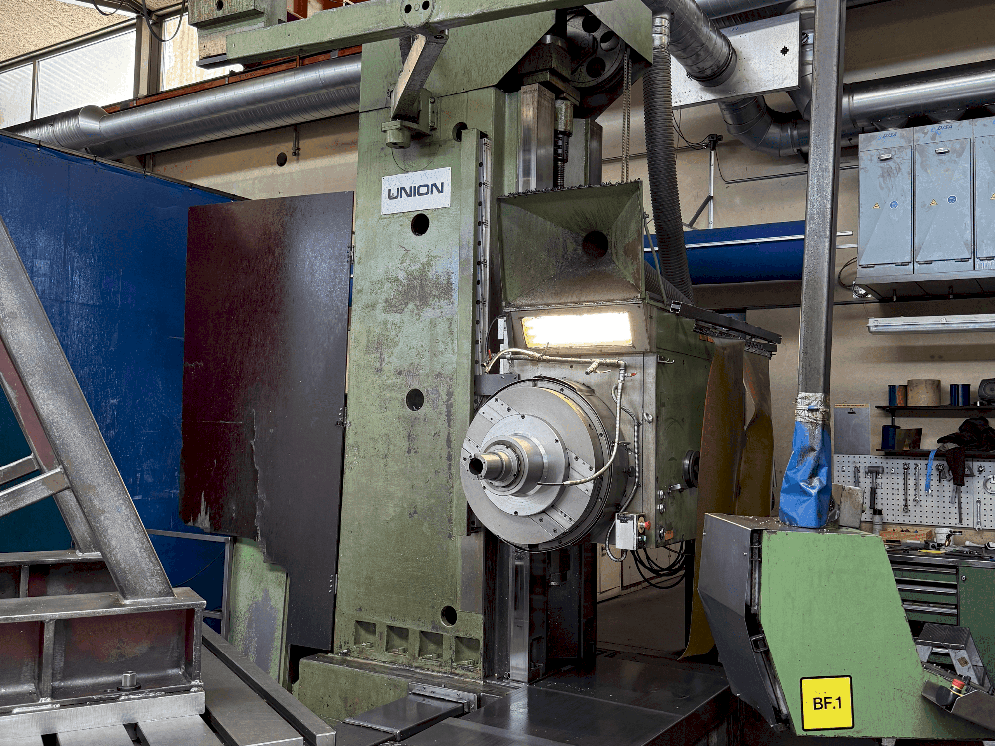 Vista frontale della macchina UNION BTF 110