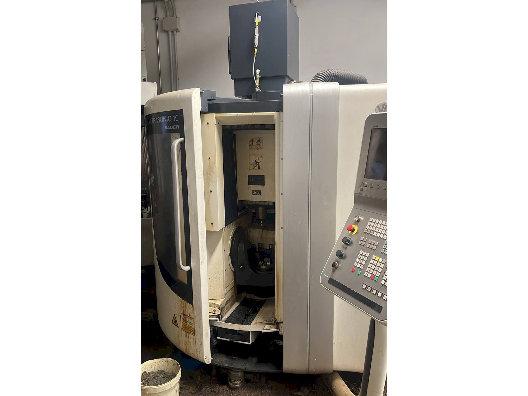 Vista frontale della macchina DMG ultrasonic 10 sauer