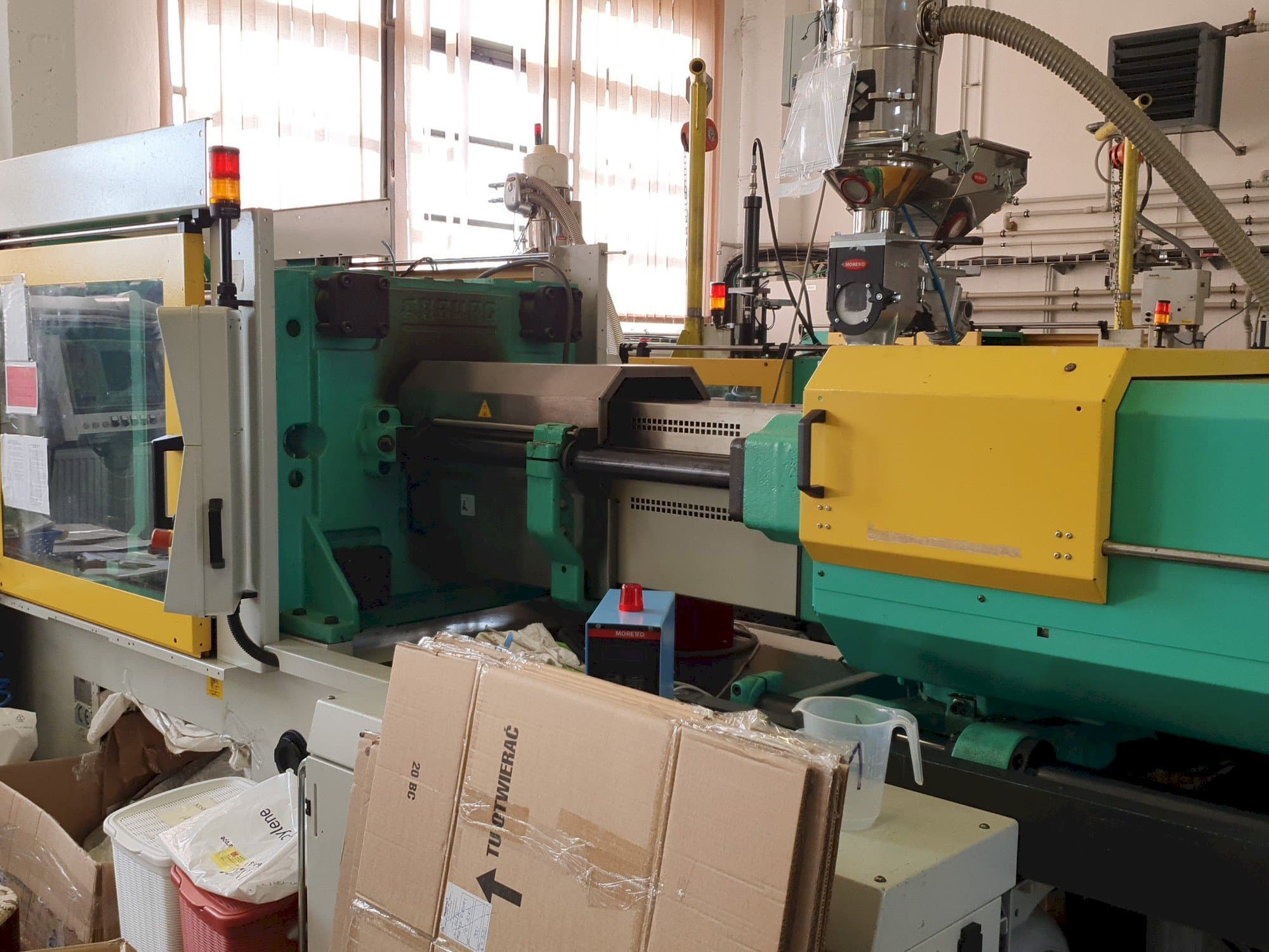 Vista frontale della macchina Arburg 570C 2200 - 1300