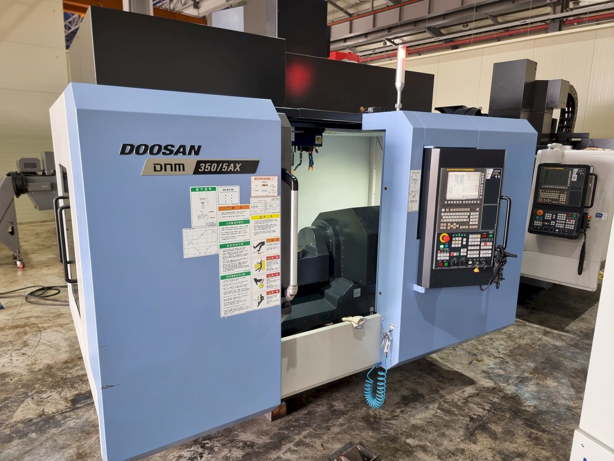 Vista frontale della macchina Doosan DNM350/5AX