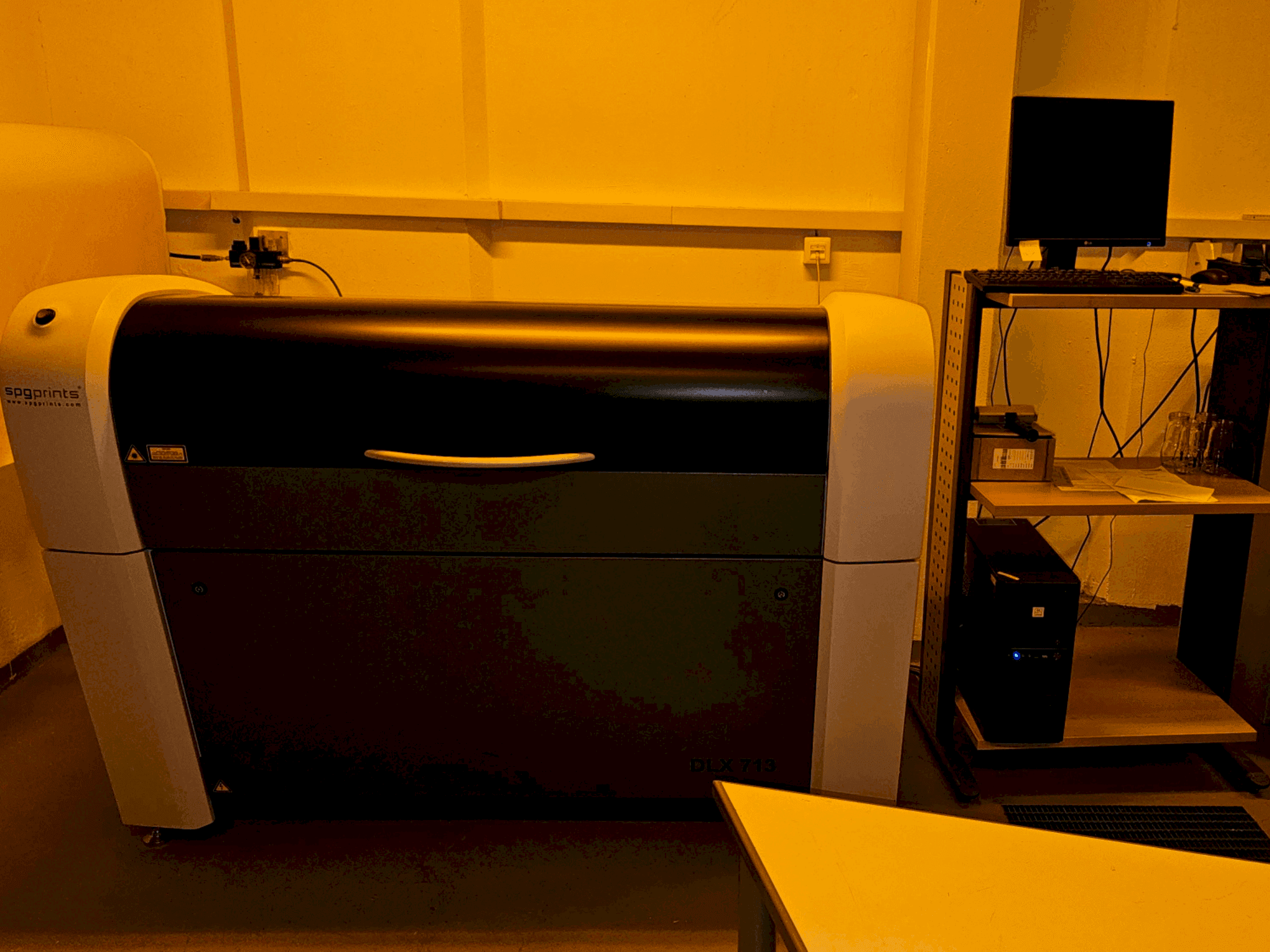 Vista frontale della macchina SPGPrints DLX 713T