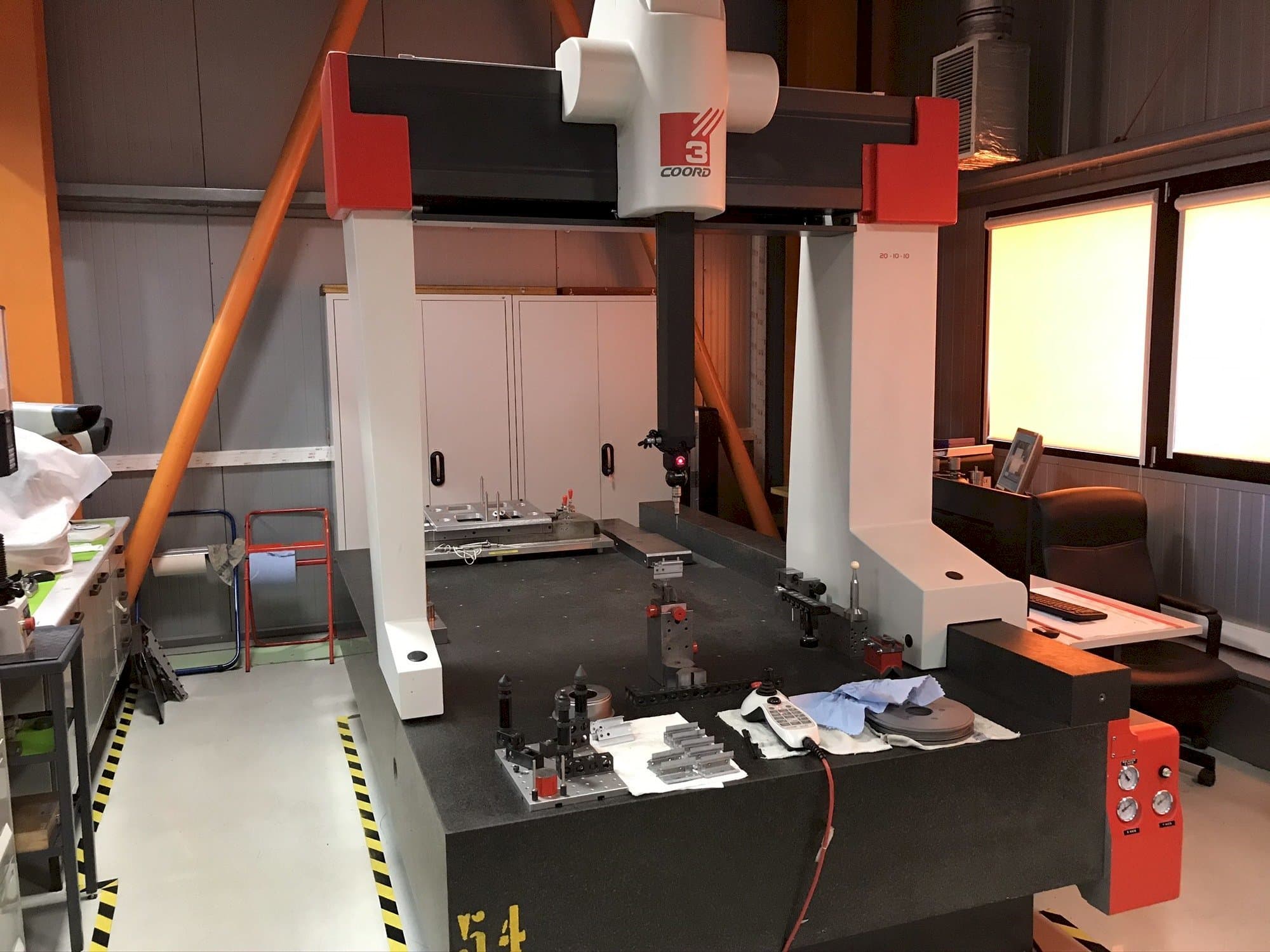 Vista frontale della macchina Coord3 MC16 20-10-10