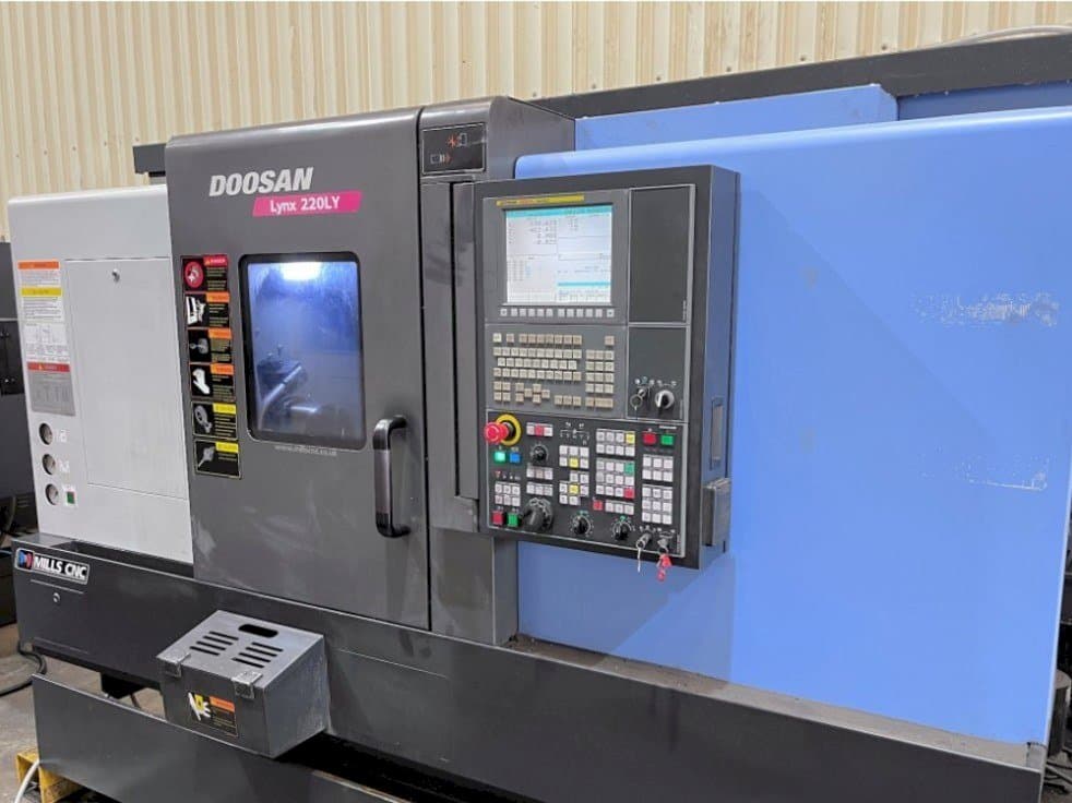 Vista frontale della macchina Doosan Lynx 220LYC