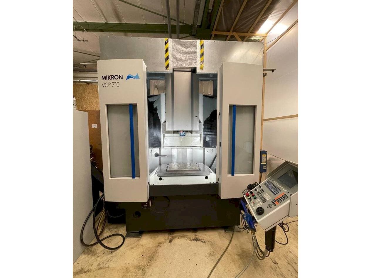 Vista frontale della macchina MIKRON VCP 710