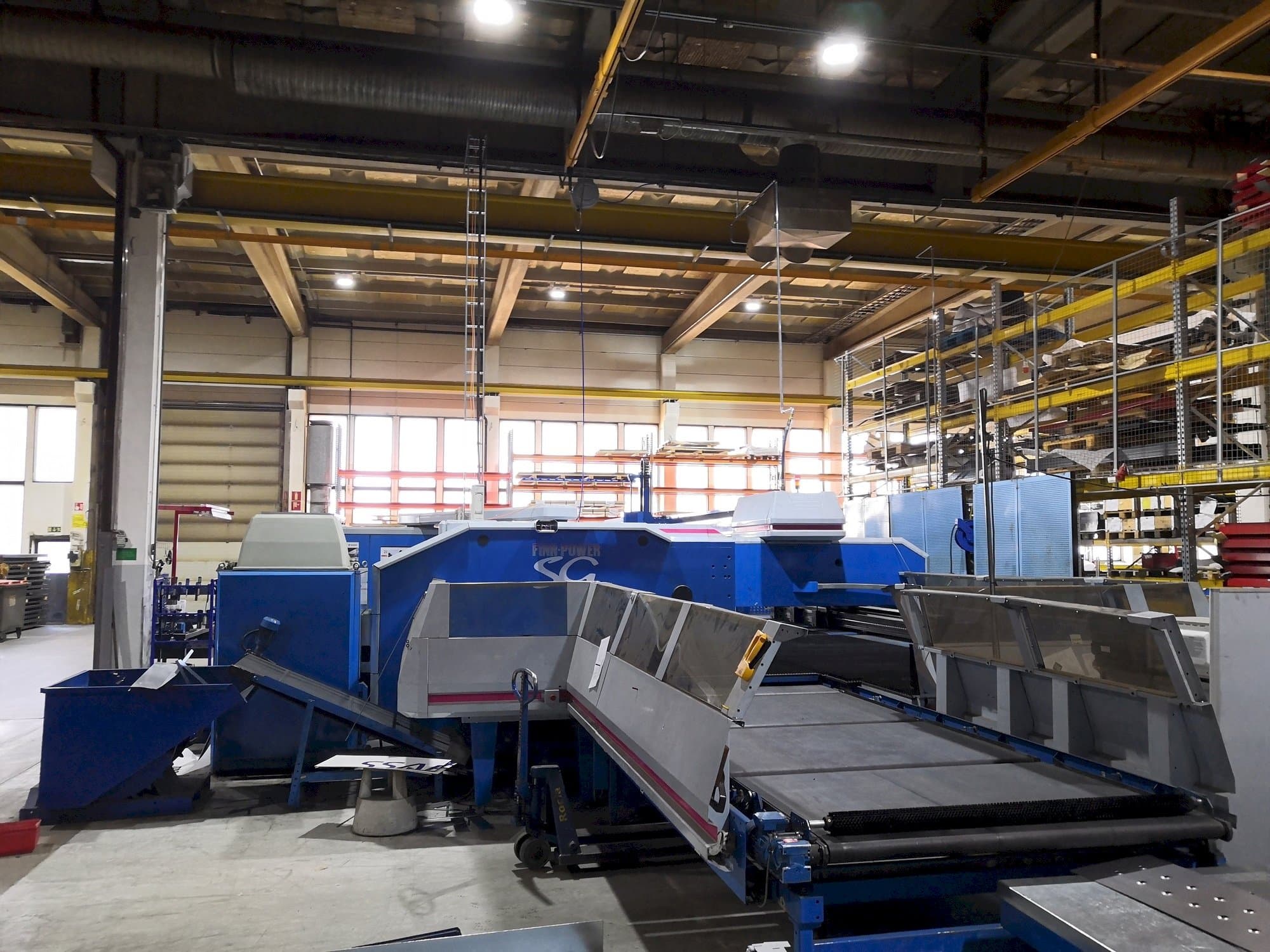 Vista frontale della macchina Finn-Power SG6