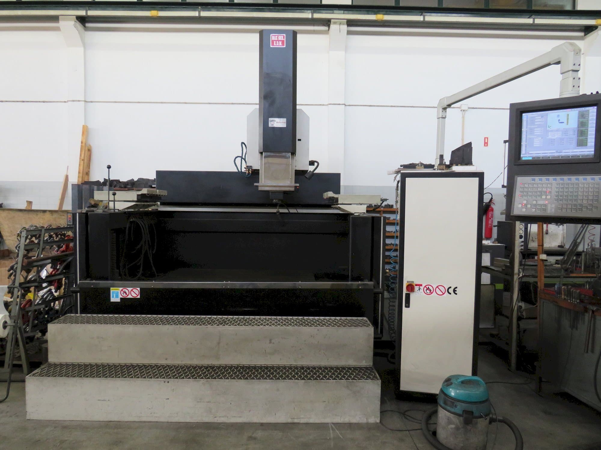 Vista frontale della macchina MAXSEE INDUSTRY CNC P66 100A