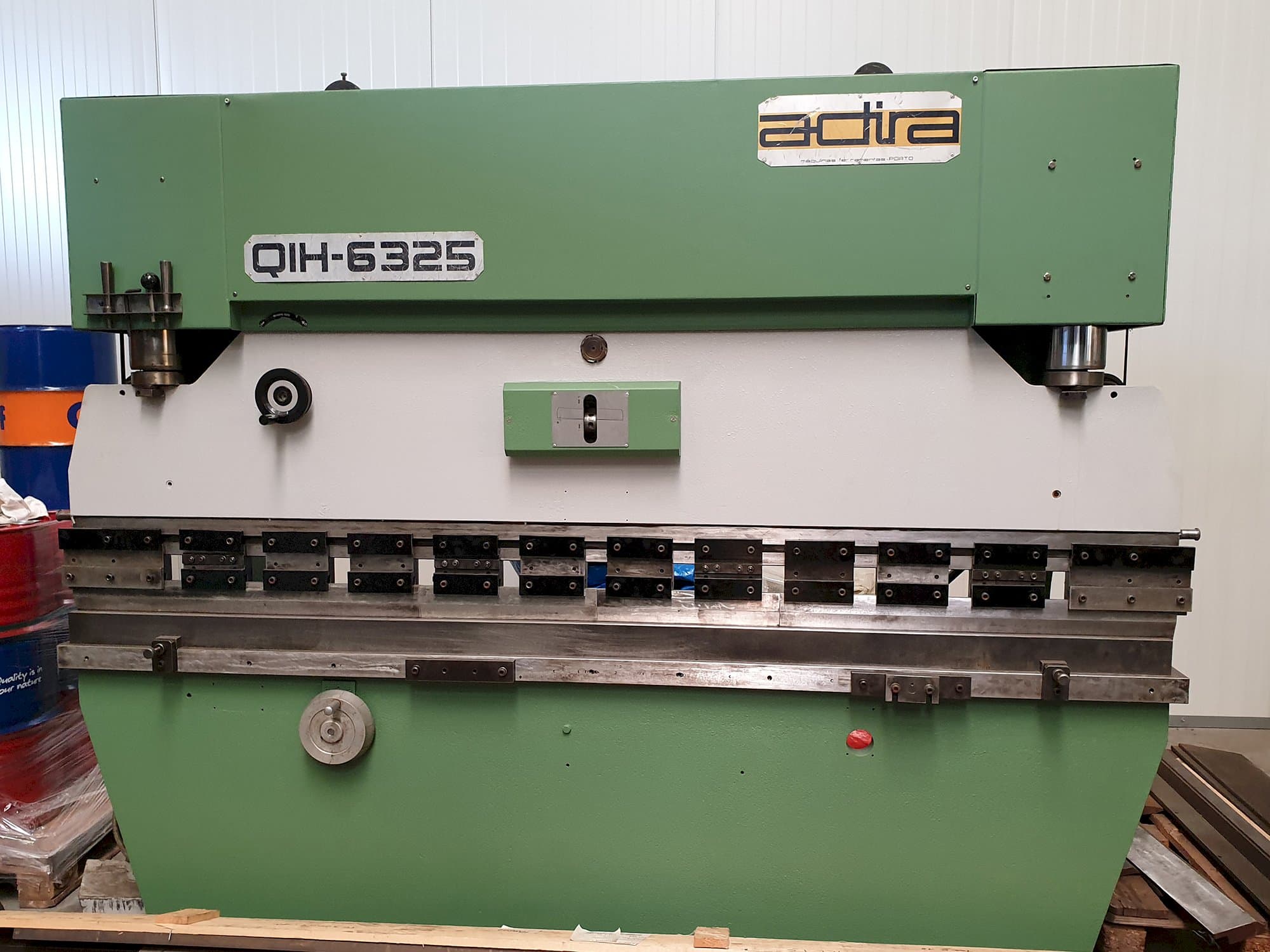 Vista frontale della macchina ADIRA QIH 6325