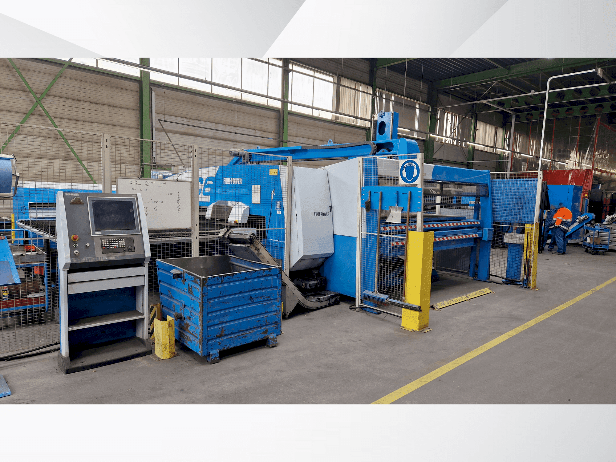 Vista frontale della macchina Finn-Power C6