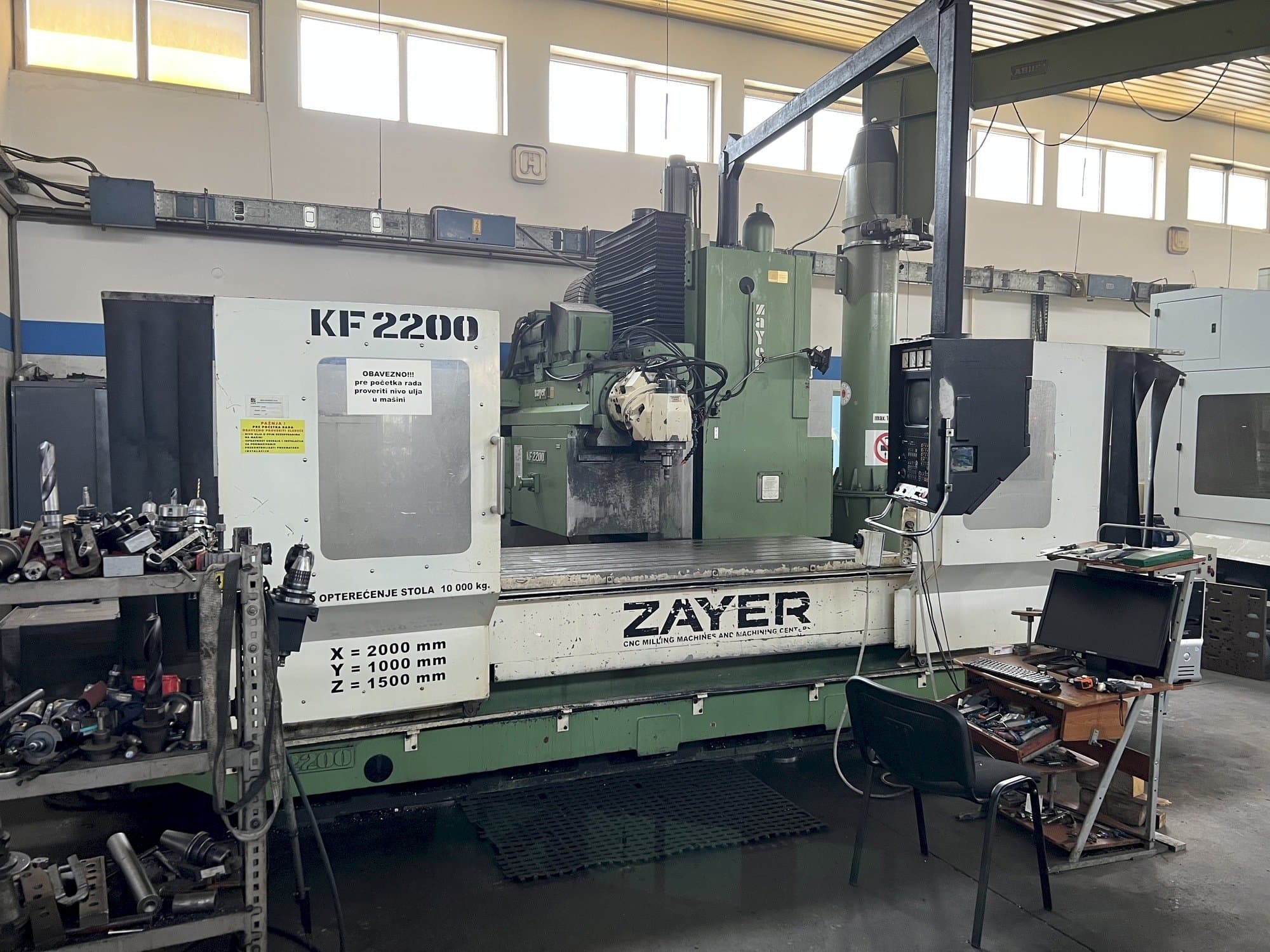 Vista frontale della macchina Zayer KF 2200