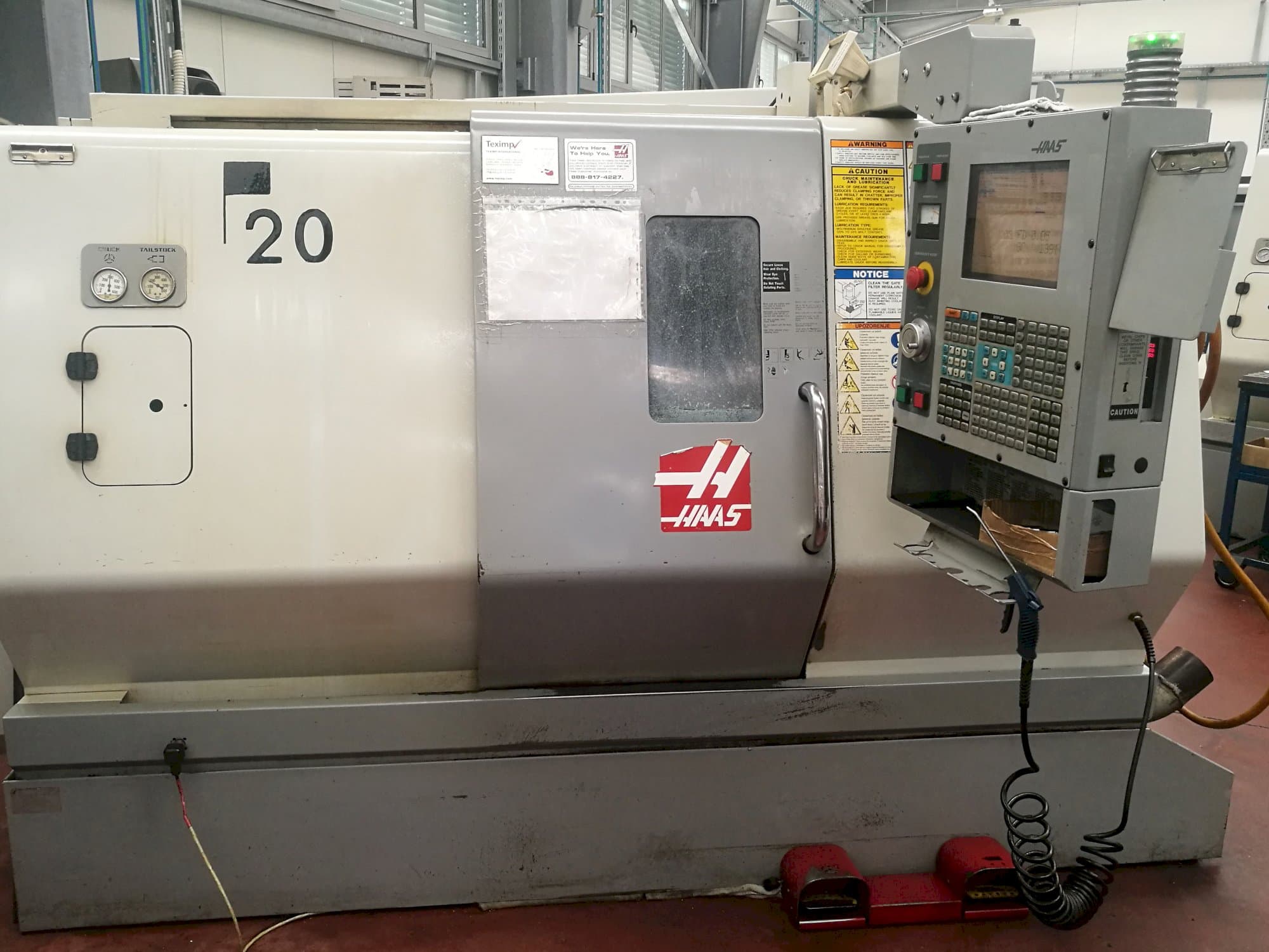 Vista frontale della macchina HAAS SL-20THE