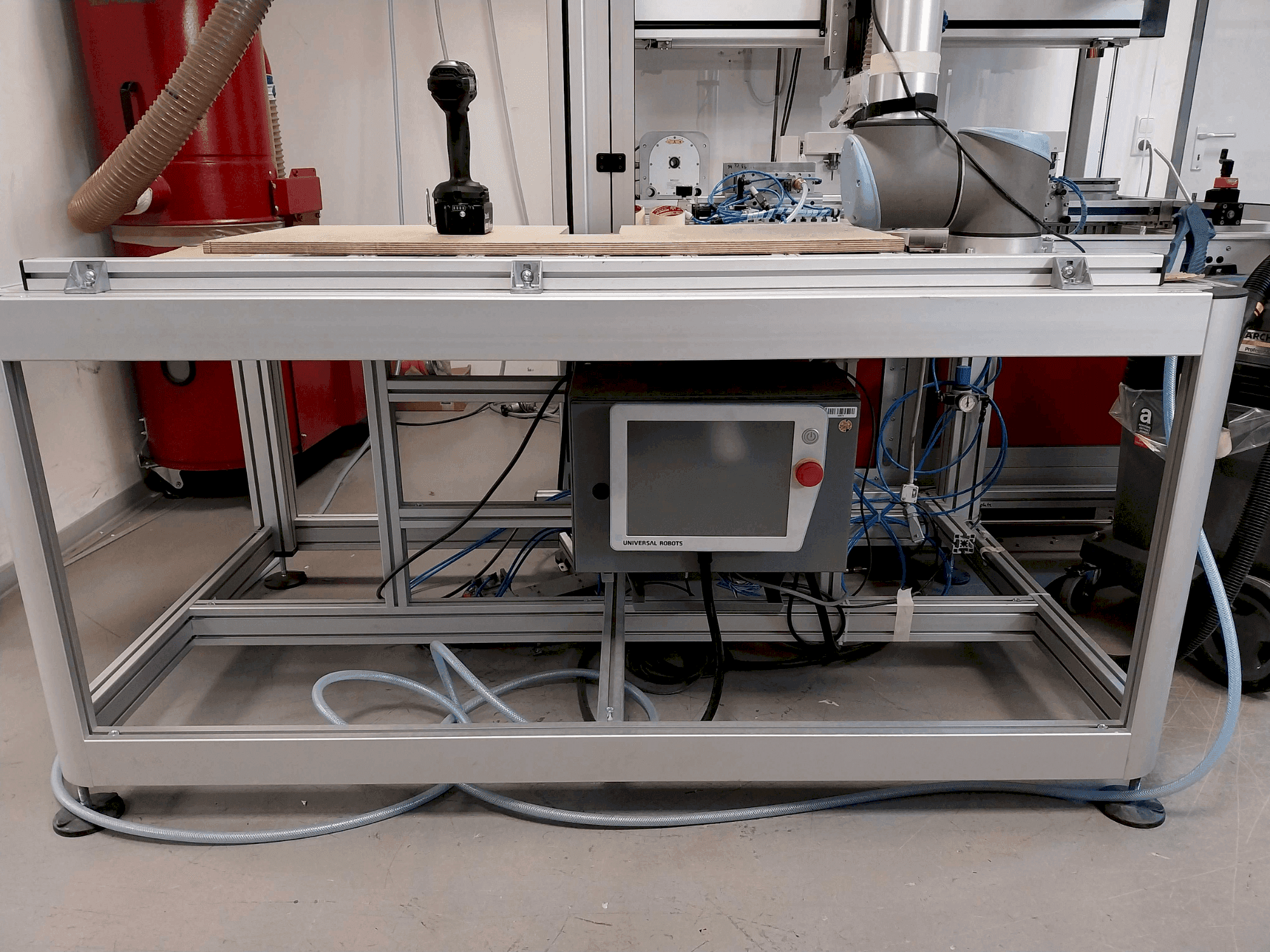 Vista frontale della macchina Universal Robots UR10 CB