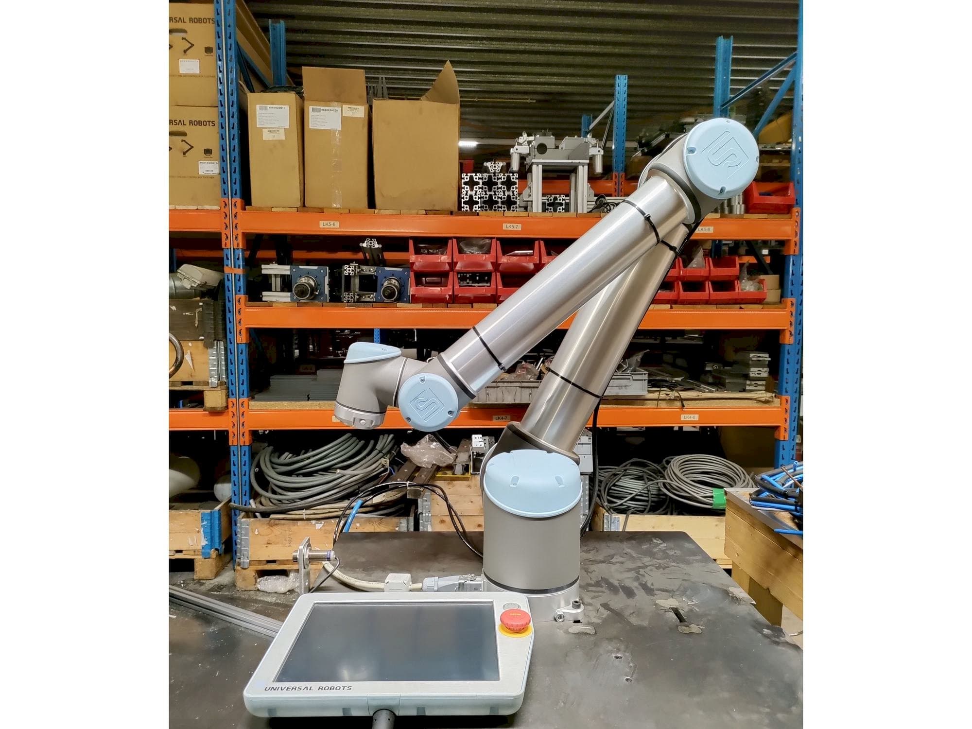 Vista frontale della macchina Universal Robots UR10