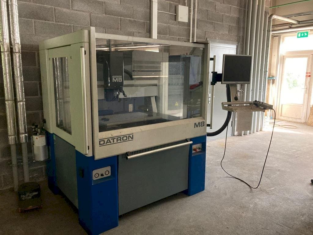 Vista frontale della macchina Datron M8A