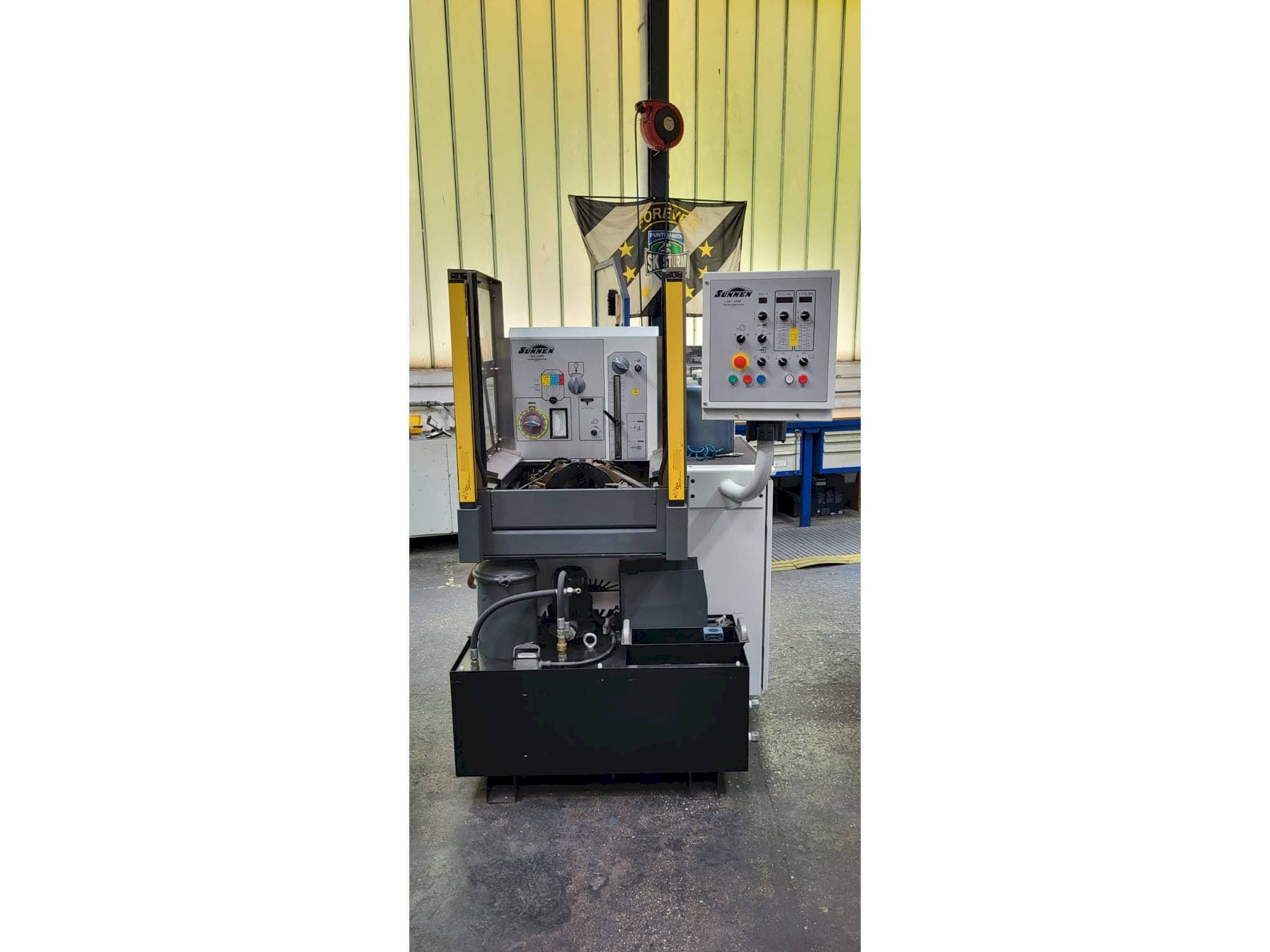 Vista frontale della macchina Sunnen ML-2000