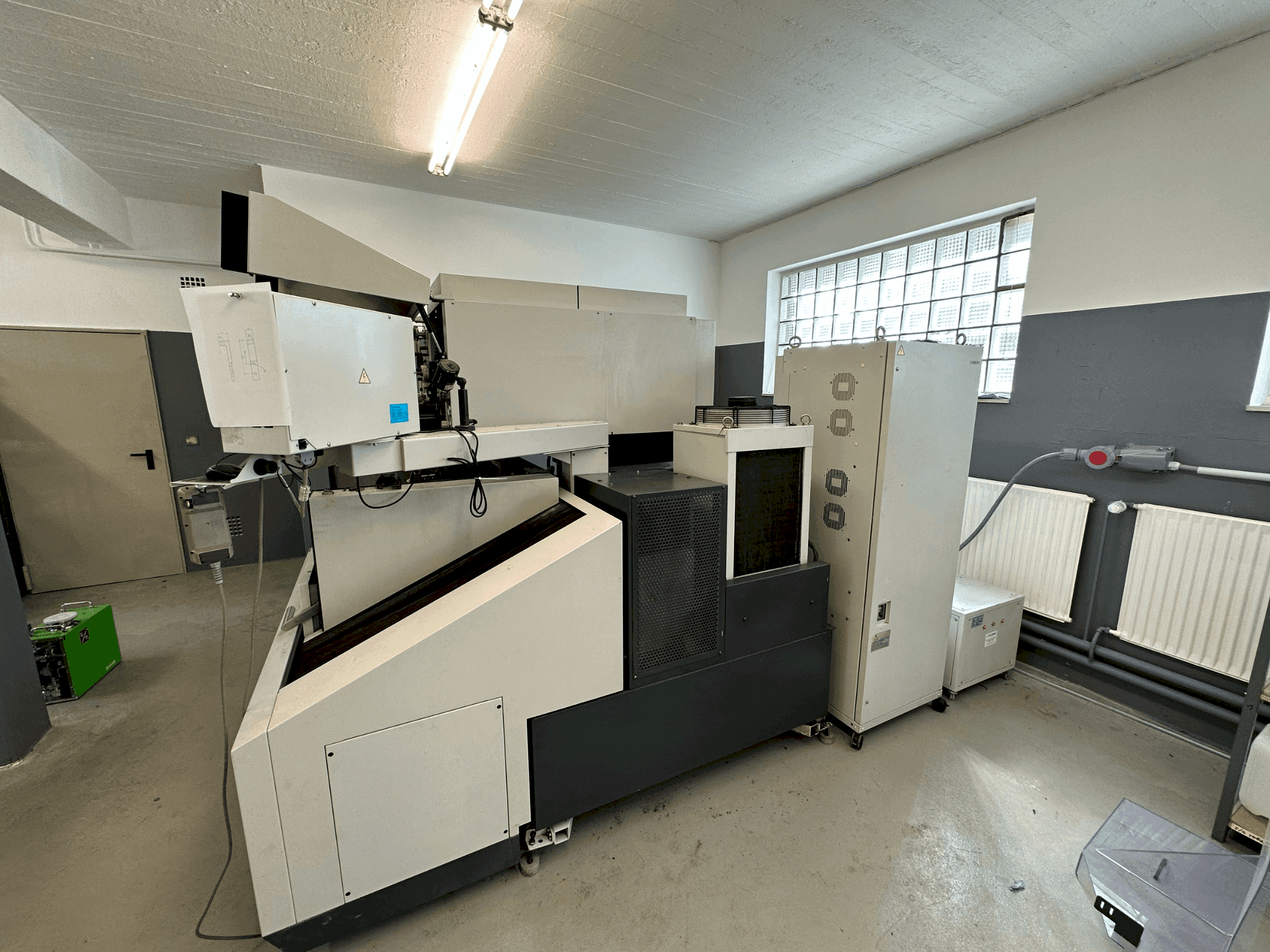 Vista frontale della macchina Mitsubishi MV1200S