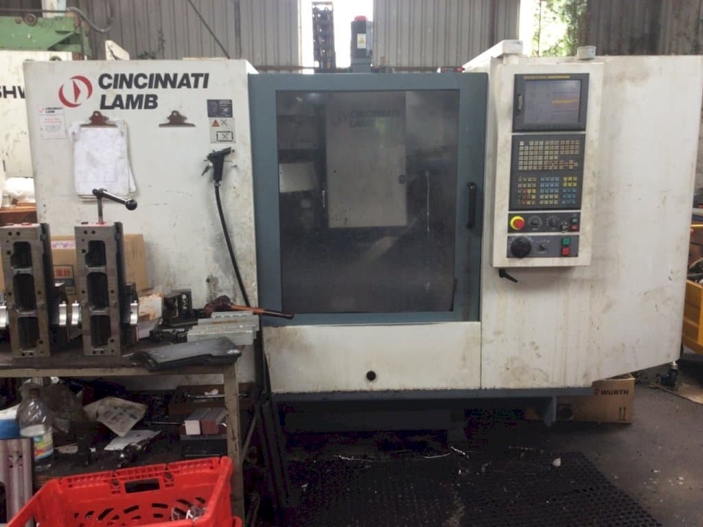 Vista frontale della macchina Cincinnati Lamb VCnC 760