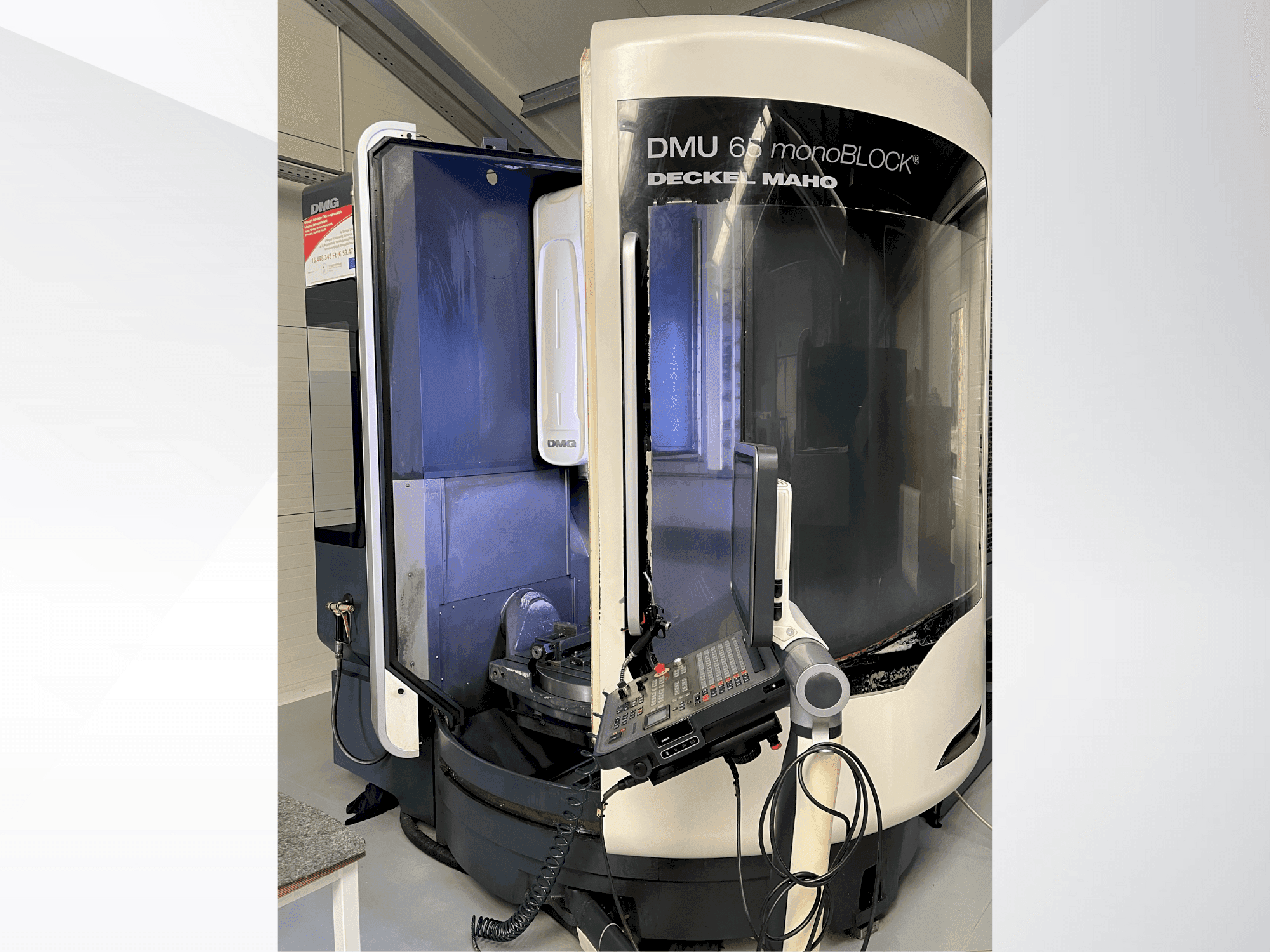 Vista frontale della macchina DECKEL MAHO DMU 65 monoBLOCK