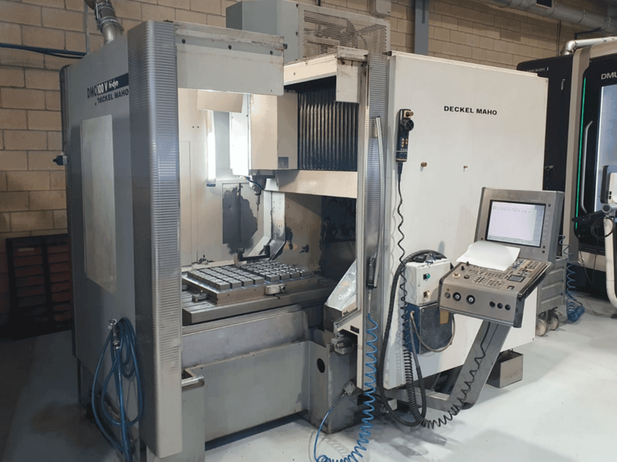 Vista frontale della macchina DECKEL MAHO DMC 100V hi-dyn