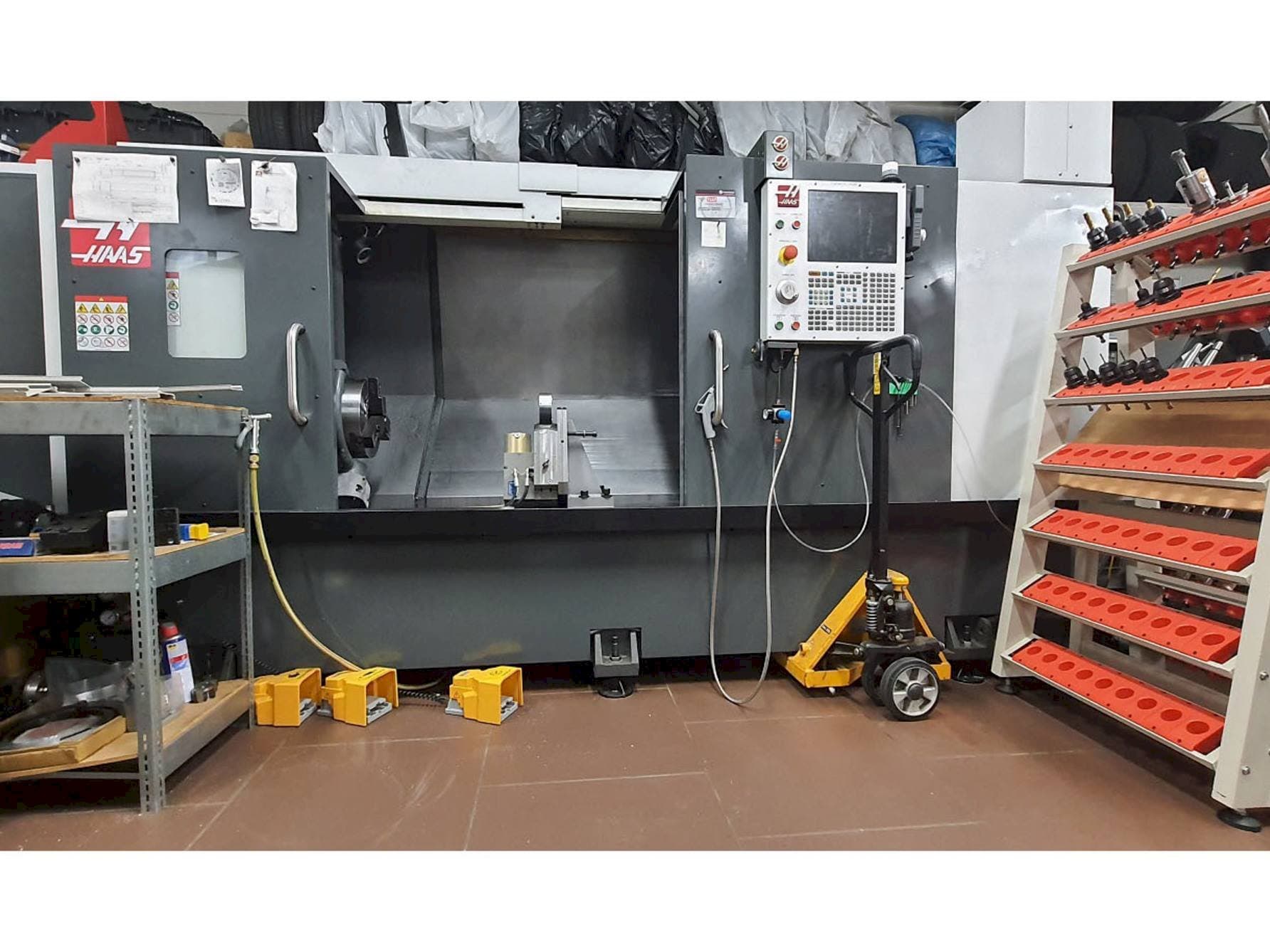 Vista frontale della macchina HAAS ST-30L