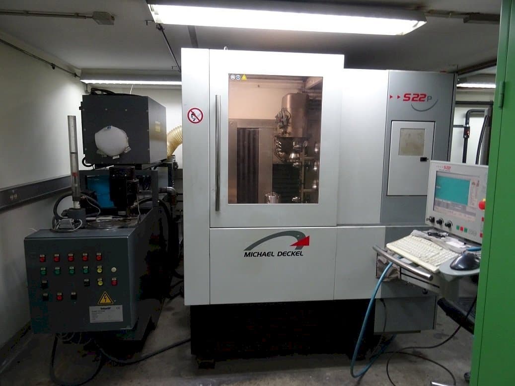 Vista frontale della macchina Michael Deckel S22 P