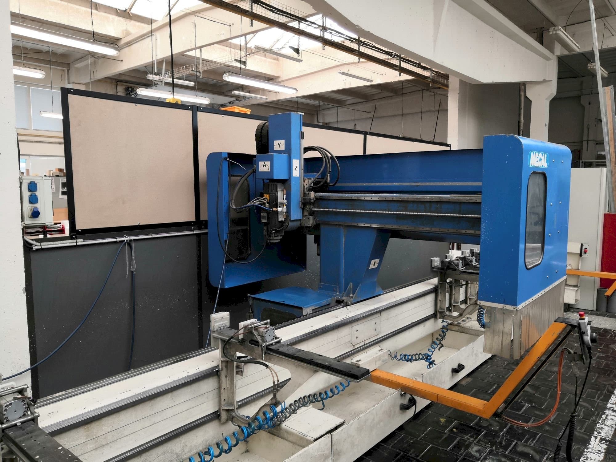 Vista frontale della macchina MECAL MC 304 Pioneer 3