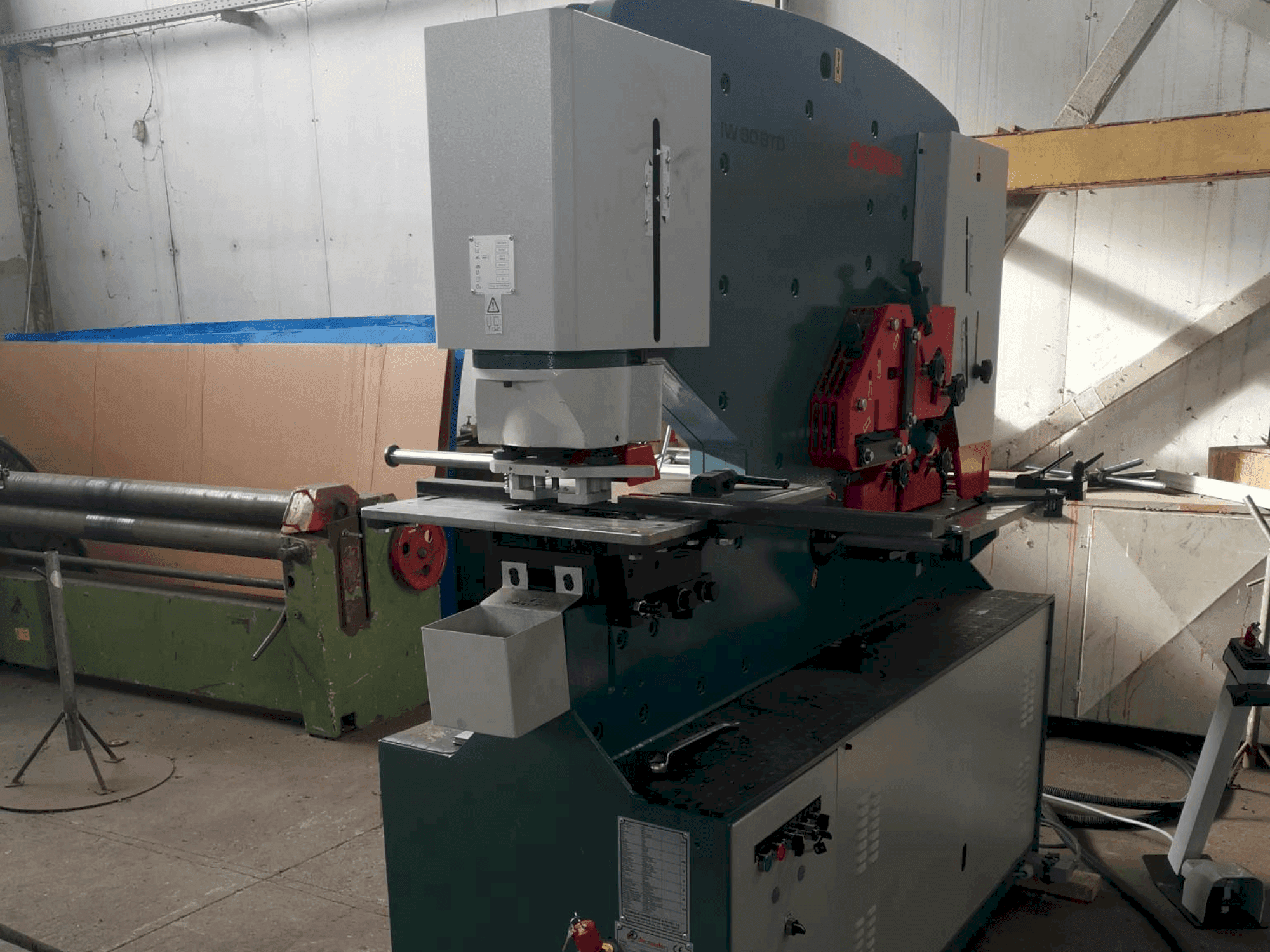 Vista frontale della macchina Durma IW 80/150 BTD