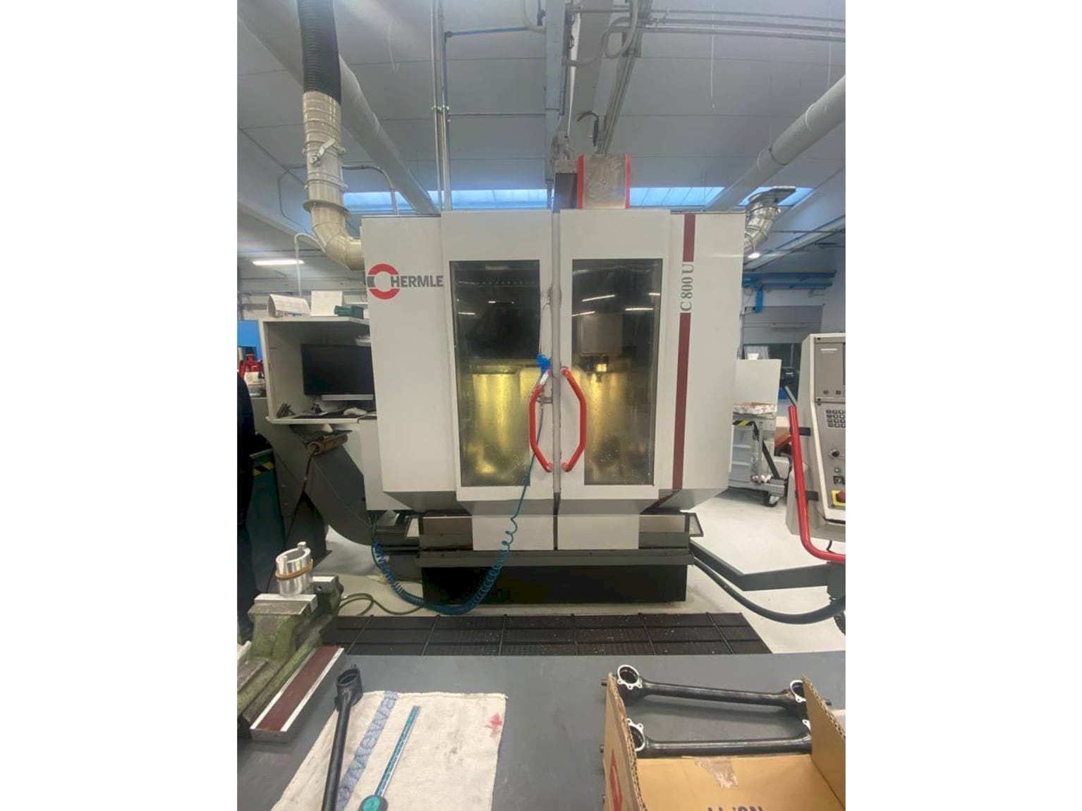 Vista frontale della macchina HERMLE C800U