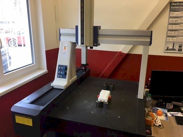 Vista frontale della macchina Mitutoyo Crysta-Plus M 574