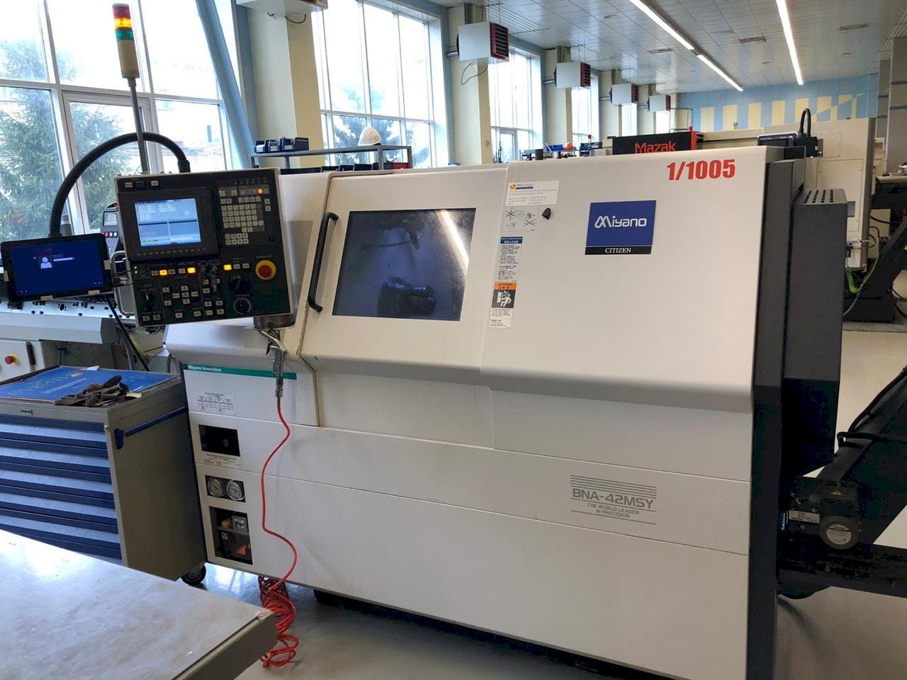 Vista frontale della macchina Miyano BNA-42MSY