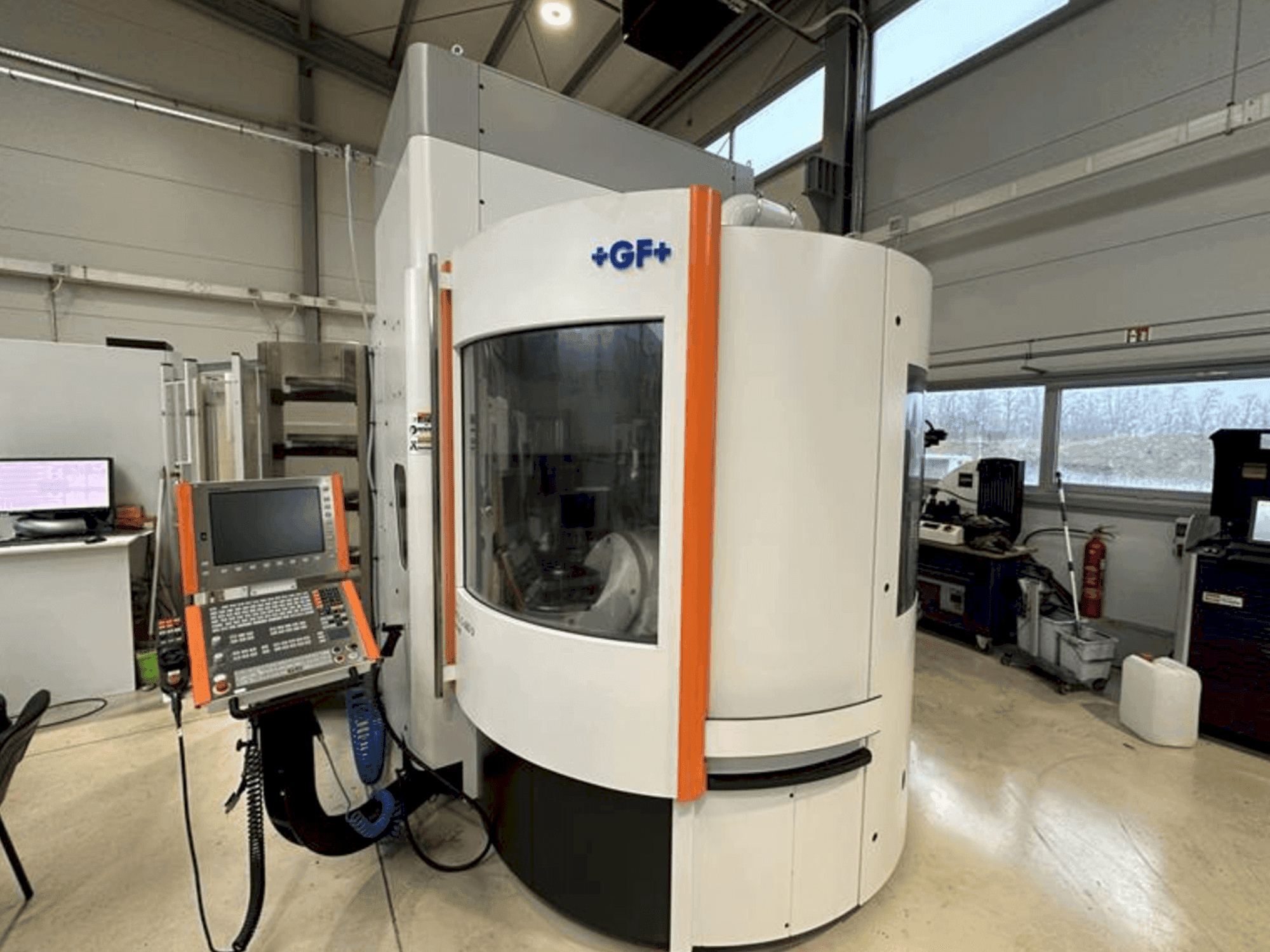 Vista frontale della macchina MIKRON Mill S 600 U