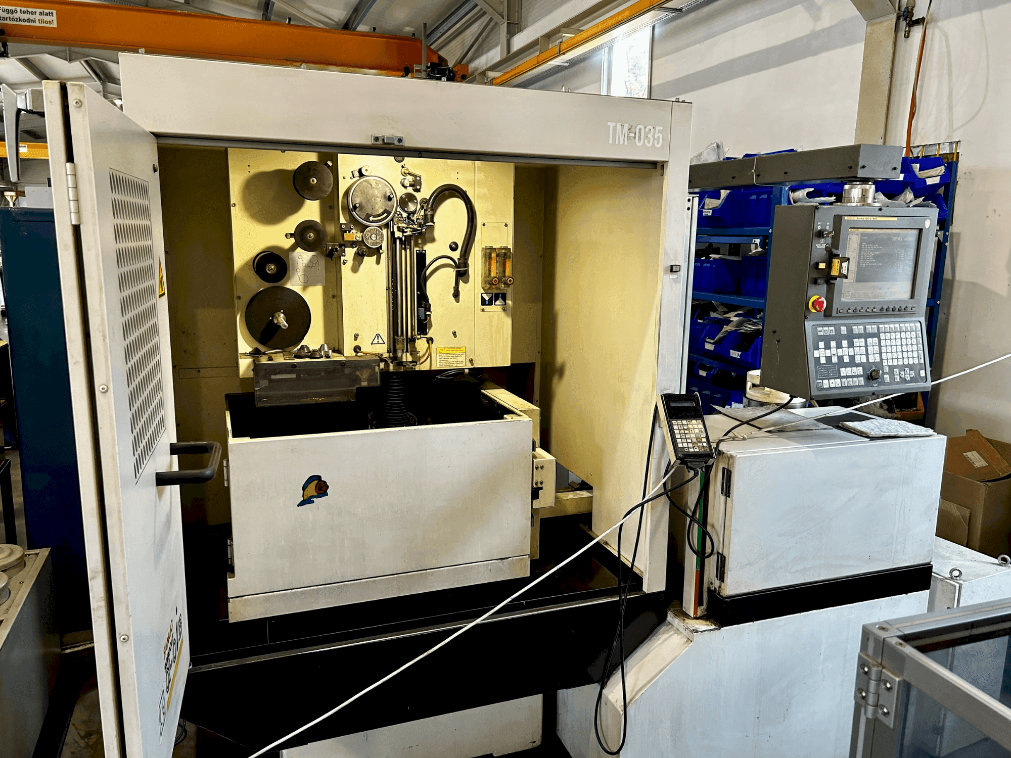 Vista frontale della macchina FANUC Robocut α-0iB