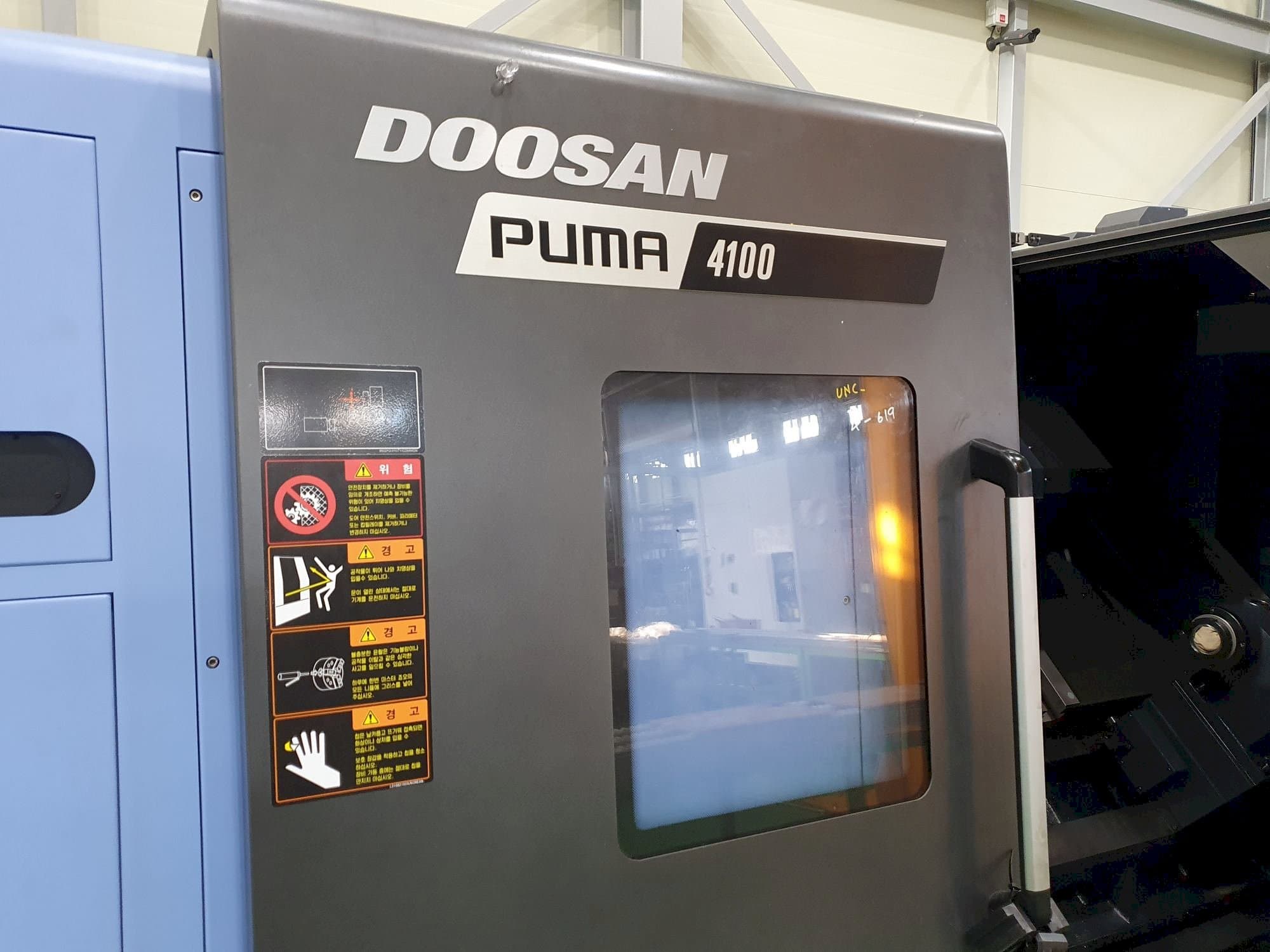 Vista frontale della macchina Doosan PUMA 4100B