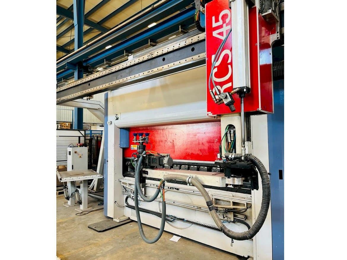 Vista frontale della macchina AMADA Flexa 100-30 Schiavi