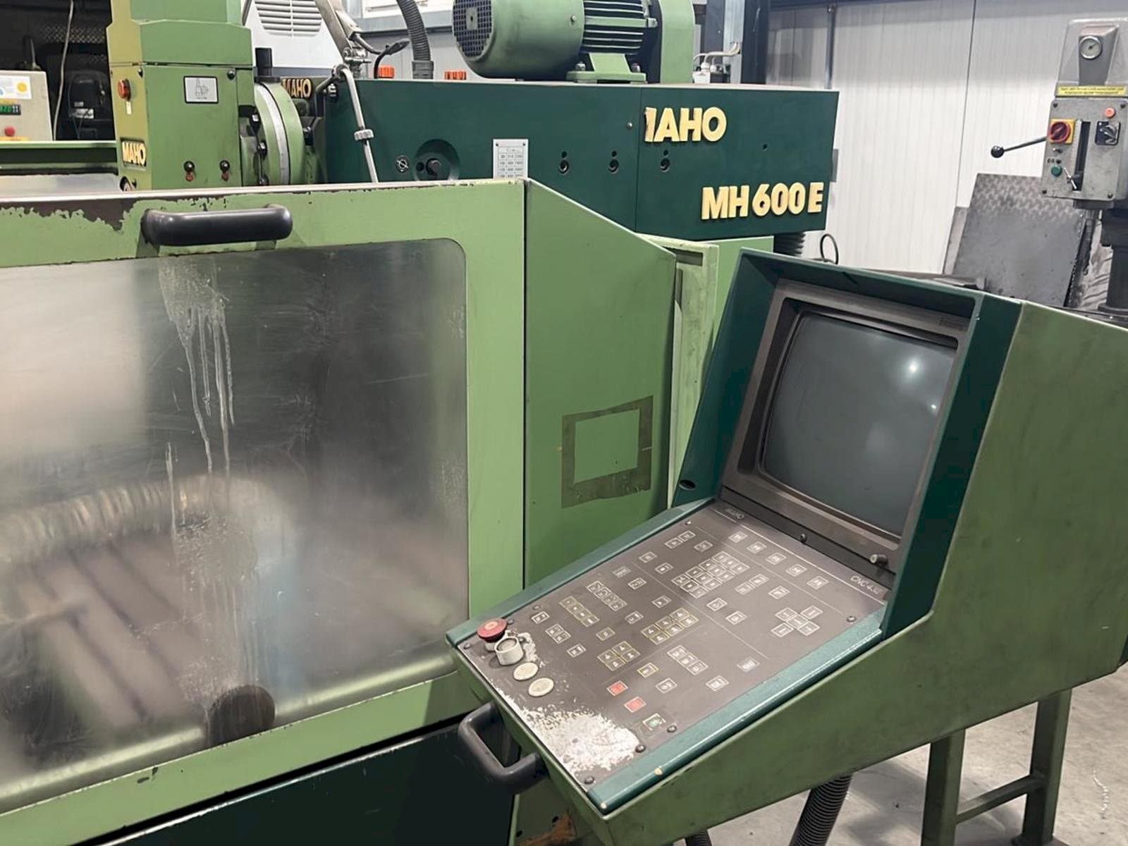 Vista frontale della macchina MAHO MH 600 E