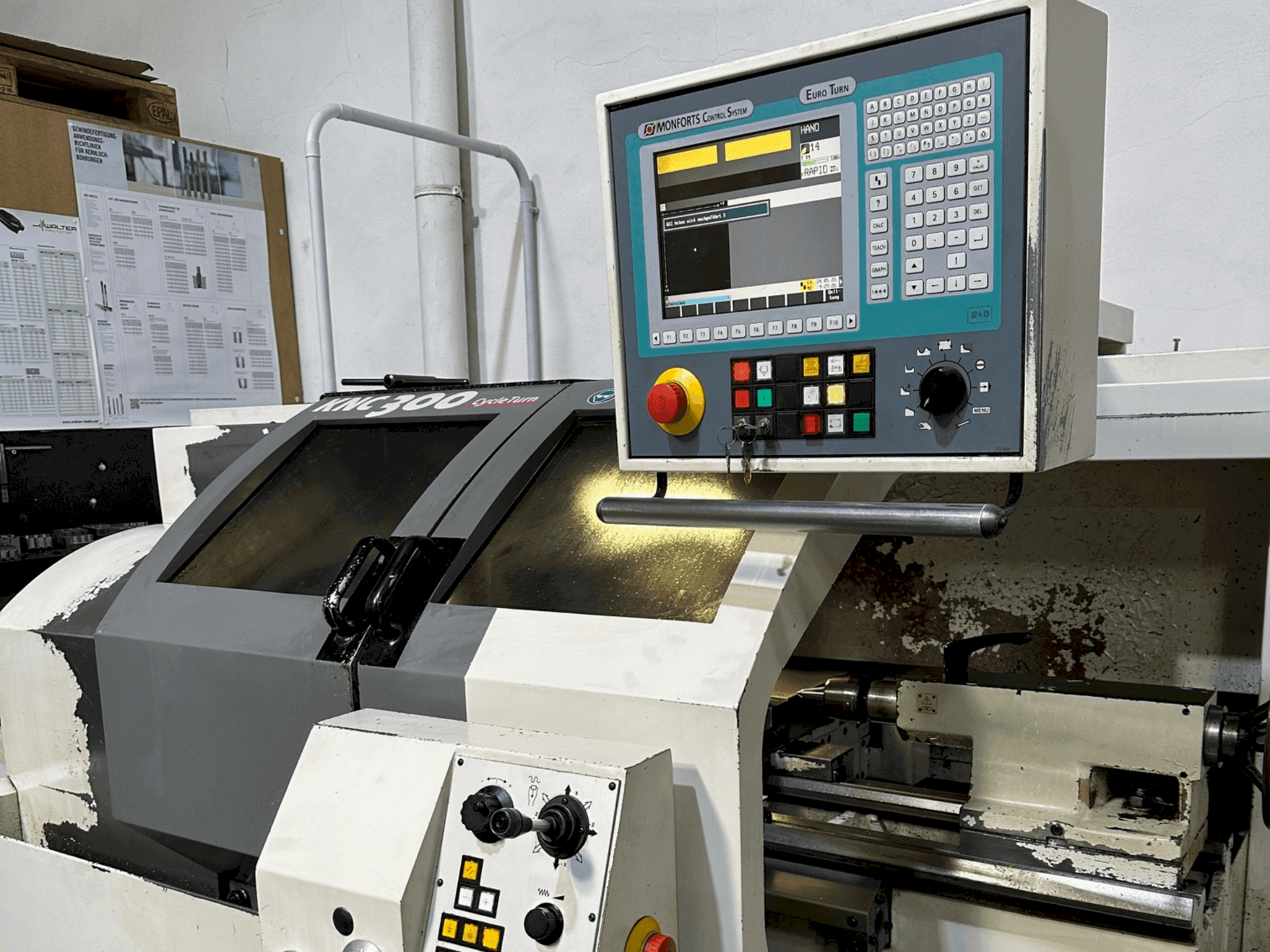 Vista frontale della macchina Monforts KNC 300 CycleTurn