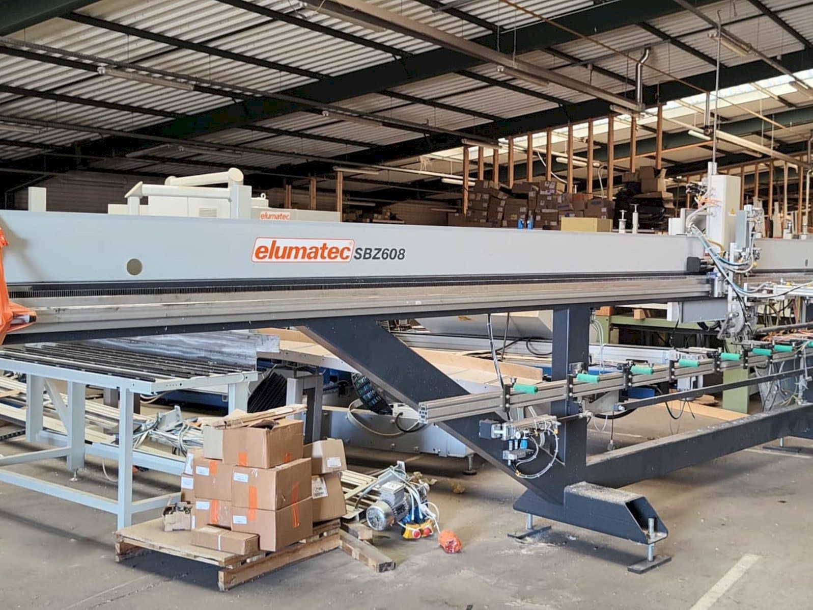 Vista frontale della macchina Elumatec SBZ 608