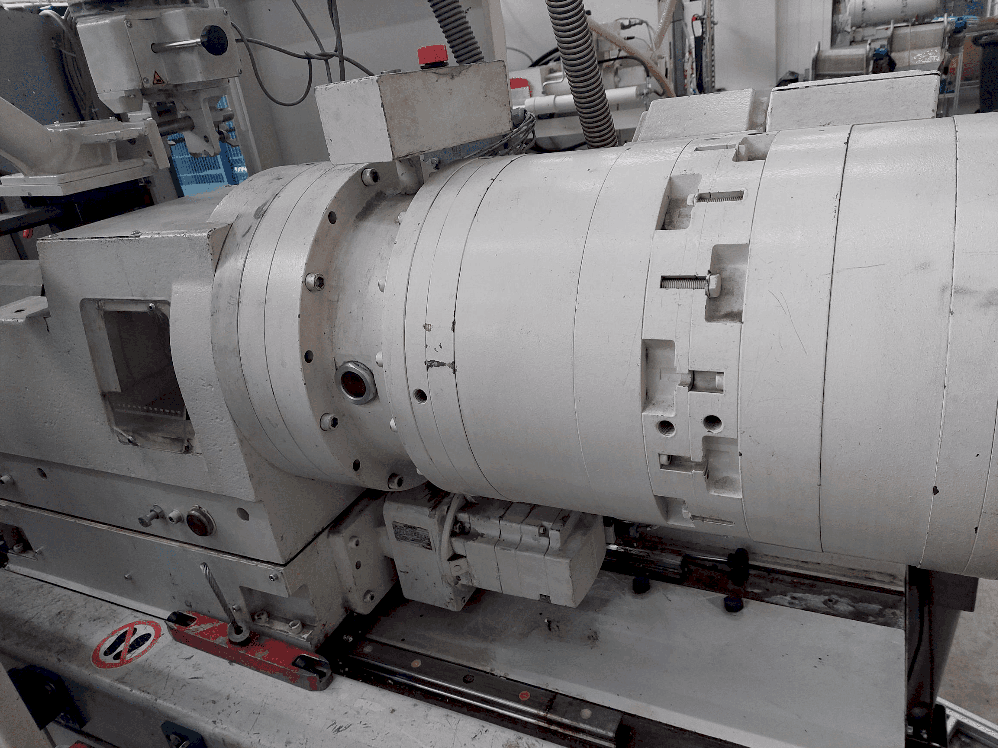 Vista frontale della macchina Krauss Maffei 80-180 EX