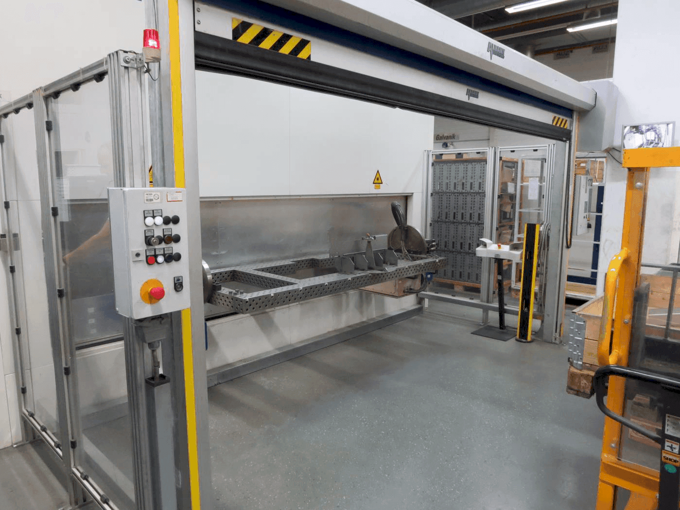 Vista frontale della macchina TRUMPF TruLaser Robot 5020