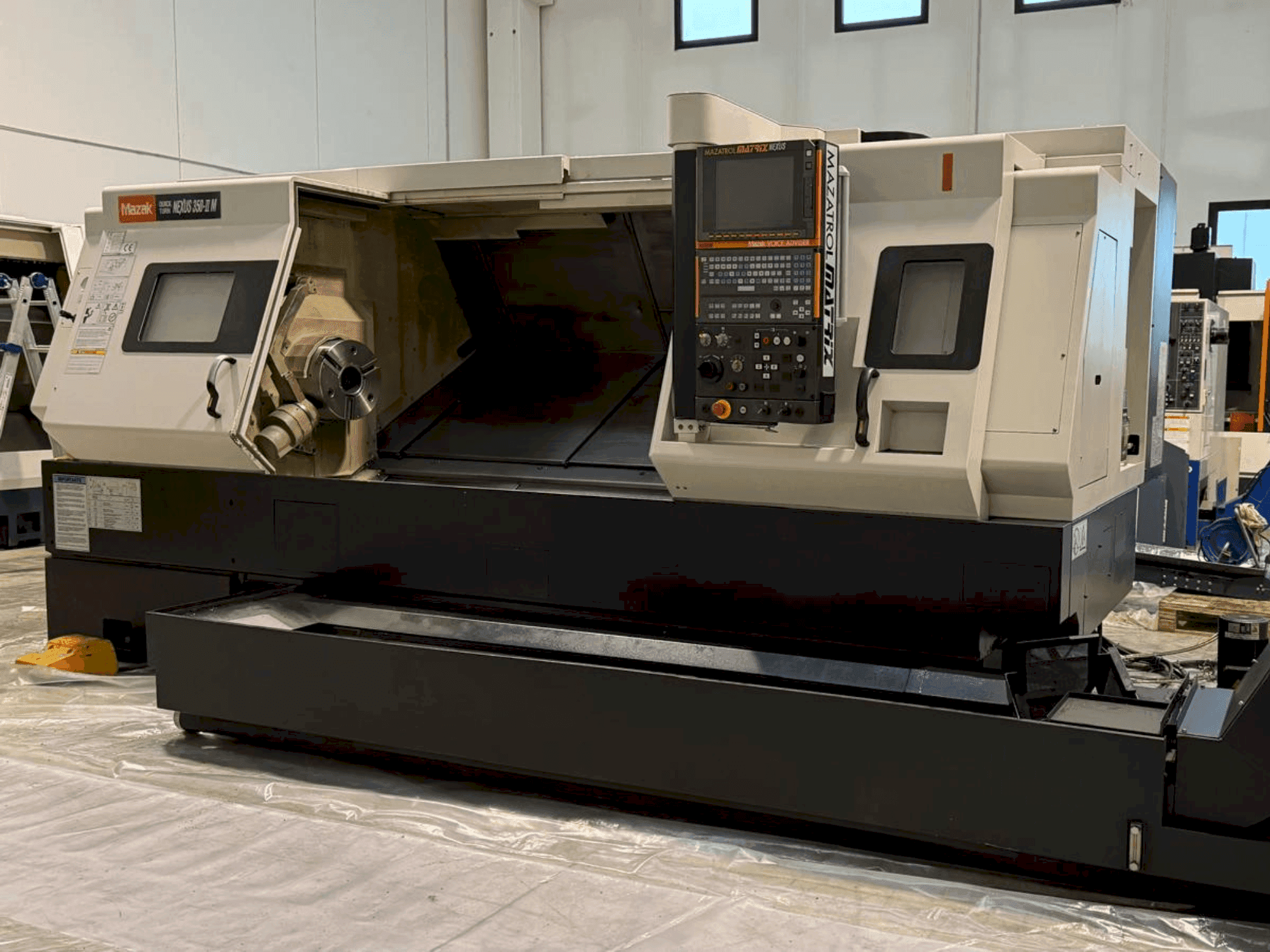 Vista frontale della macchina Mazak QT Nexus 350 II M